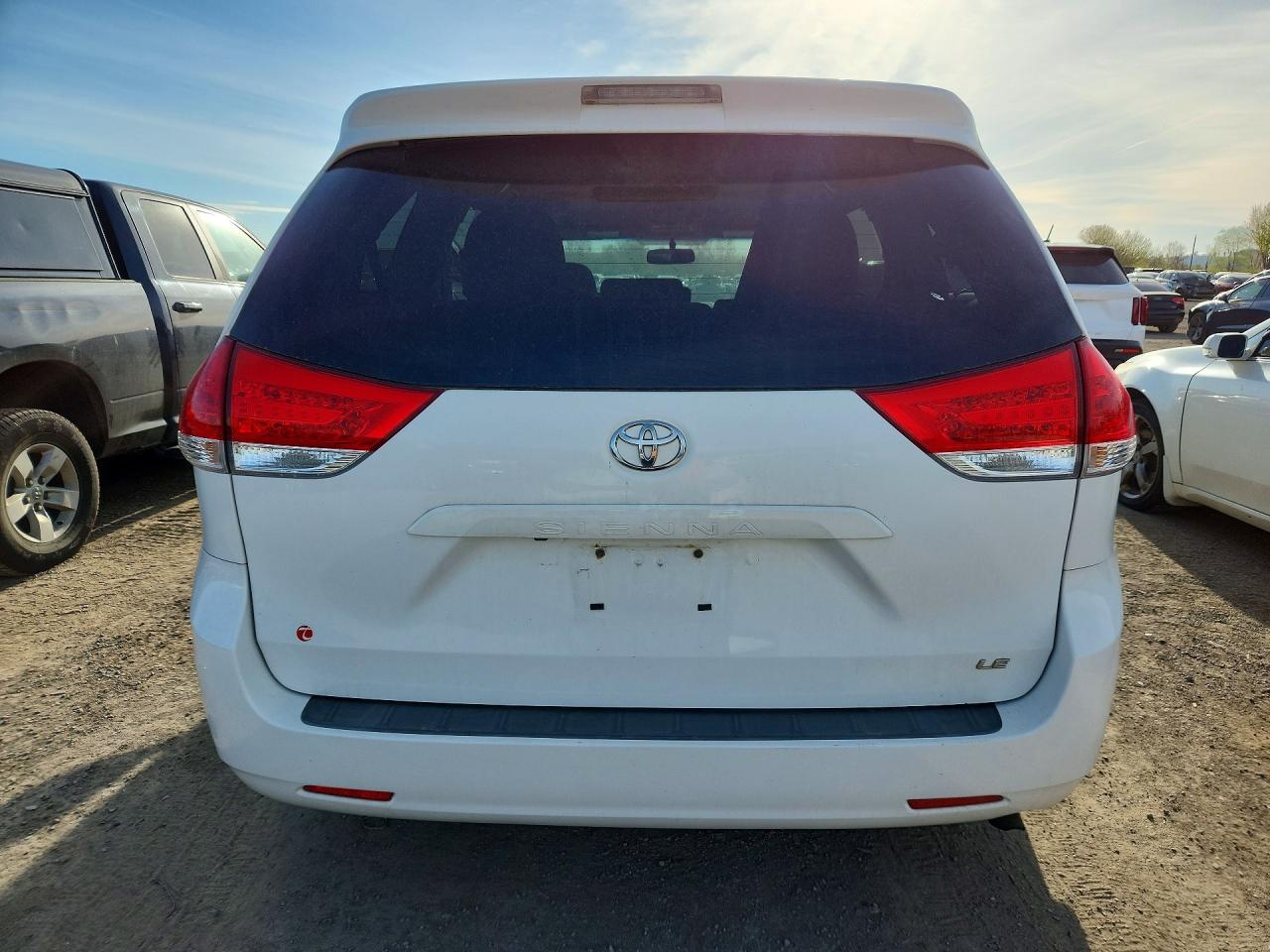 2011 Toyota Sienna Le White vin: 5TDKK3DC3BS054708