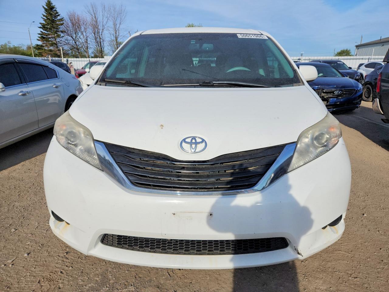 2011 Toyota Sienna Le White vin: 5TDKK3DC3BS054708