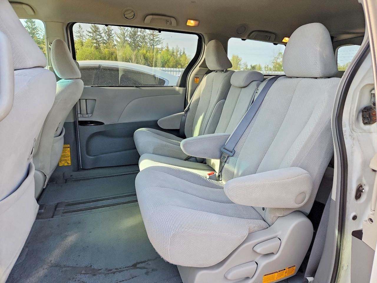 2011 Toyota Sienna Le White vin: 5TDKK3DC3BS054708