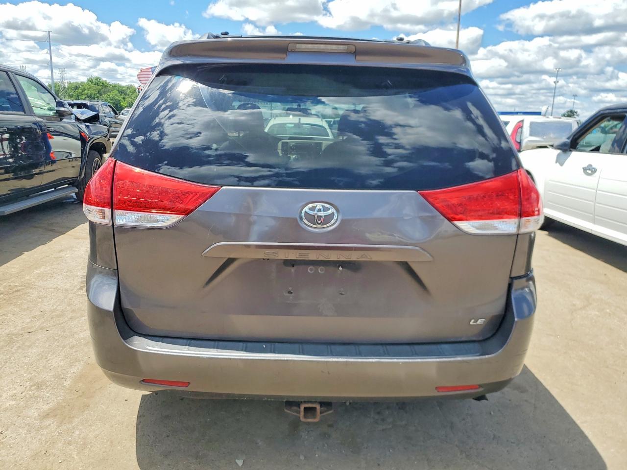 2011 Toyota Sienna Le Gray vin: 5TDKK3DC3BS055664