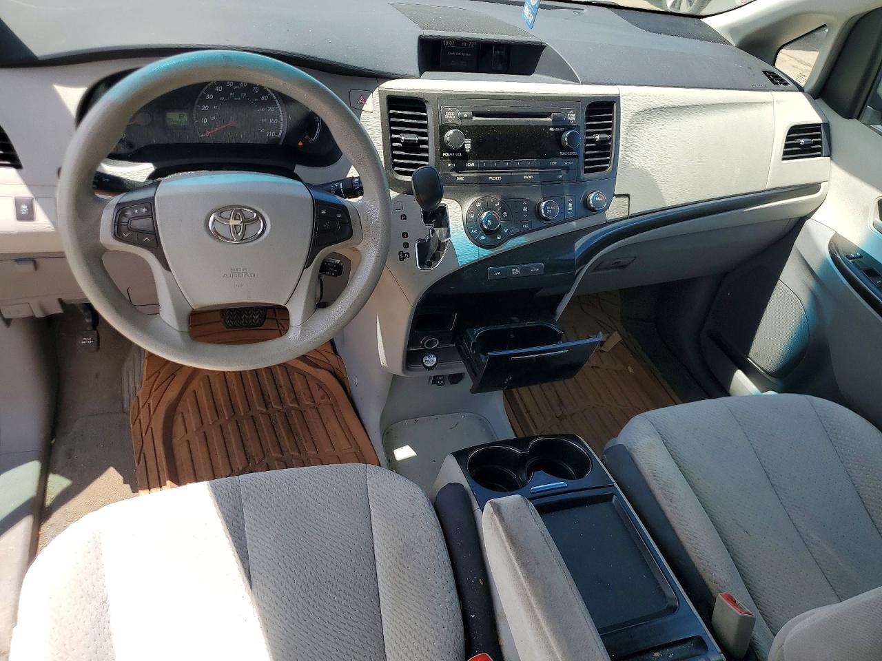 2011 Toyota Sienna Le Gray vin: 5TDKK3DC3BS055664