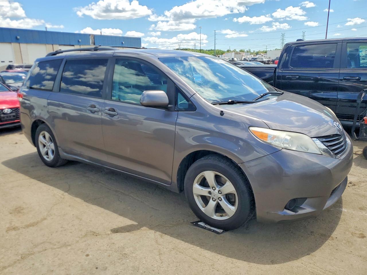 2011 Toyota Sienna Le Gray vin: 5TDKK3DC3BS055664