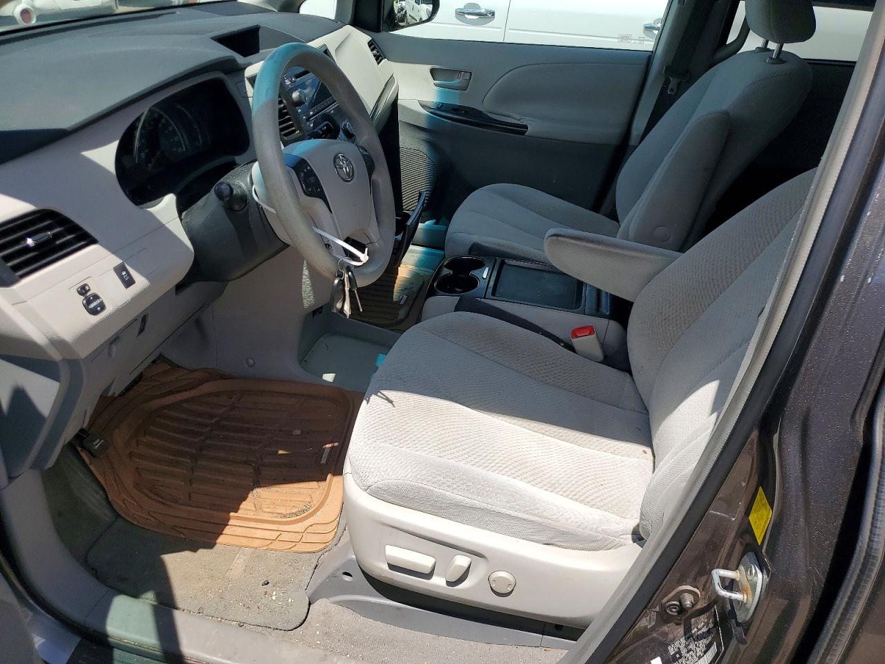 2011 Toyota Sienna Le Gray vin: 5TDKK3DC3BS055664