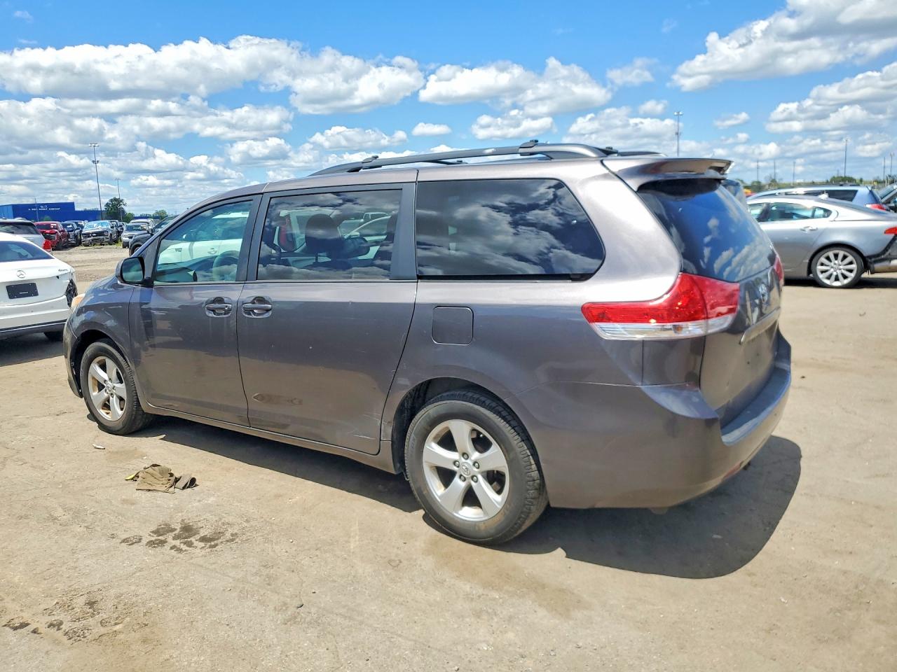 2011 Toyota Sienna Le Gray vin: 5TDKK3DC3BS055664