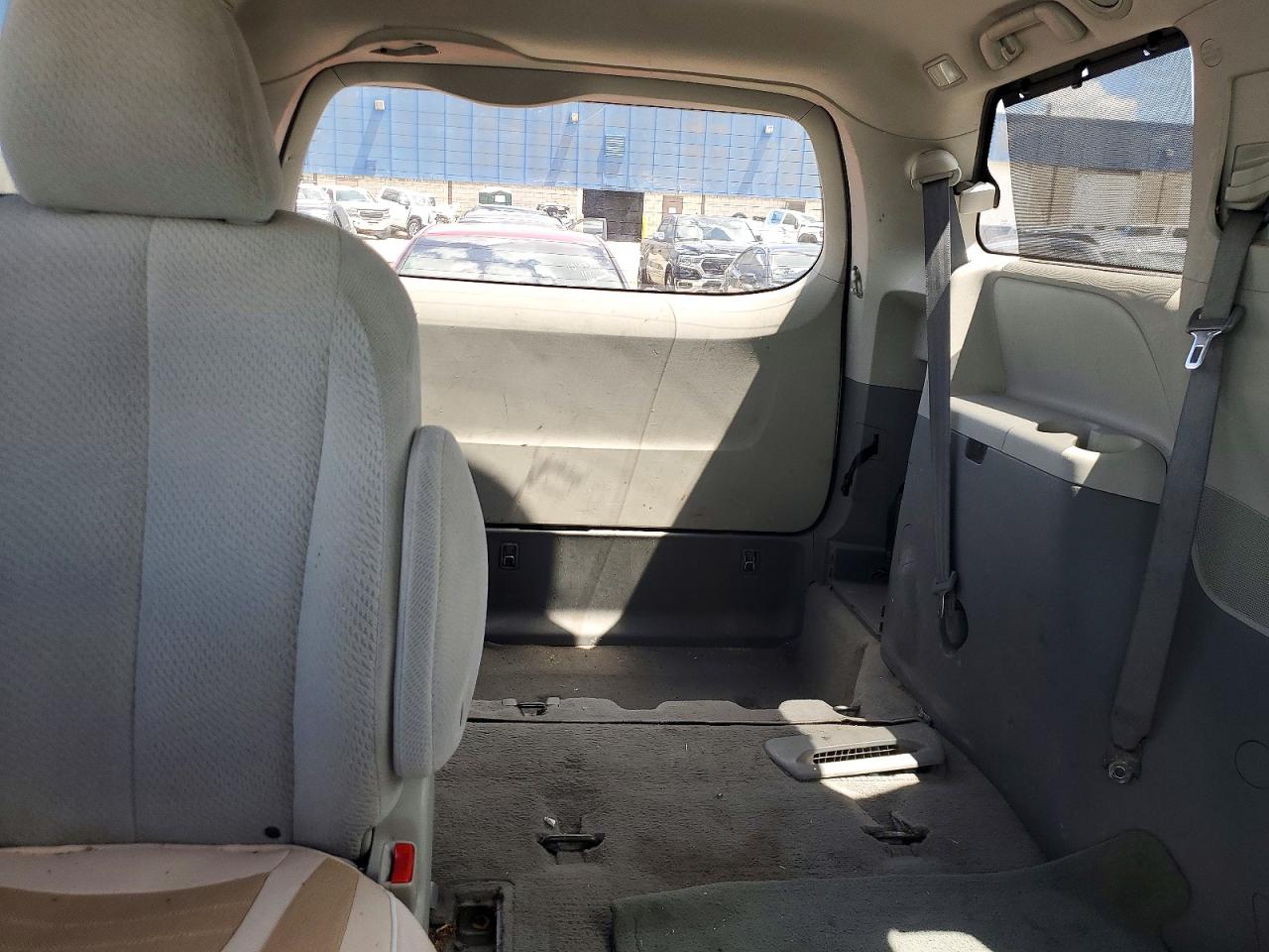 2011 Toyota Sienna Le Gray vin: 5TDKK3DC3BS055664