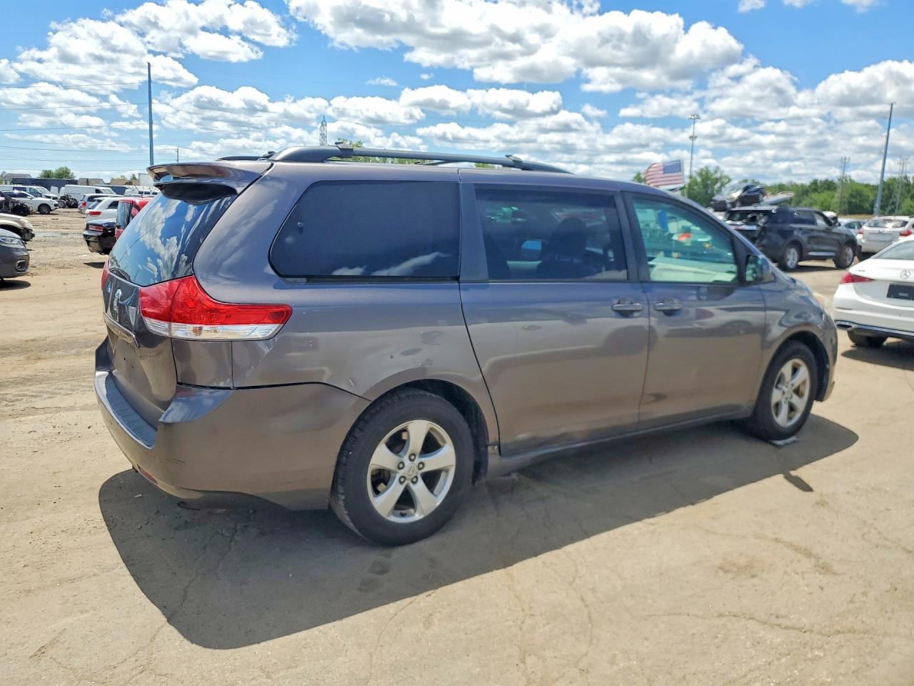 2011 Toyota Sienna Le Gray vin: 5TDKK3DC3BS055664