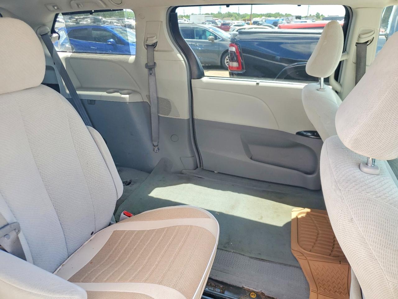 2011 Toyota Sienna Le Gray vin: 5TDKK3DC3BS055664