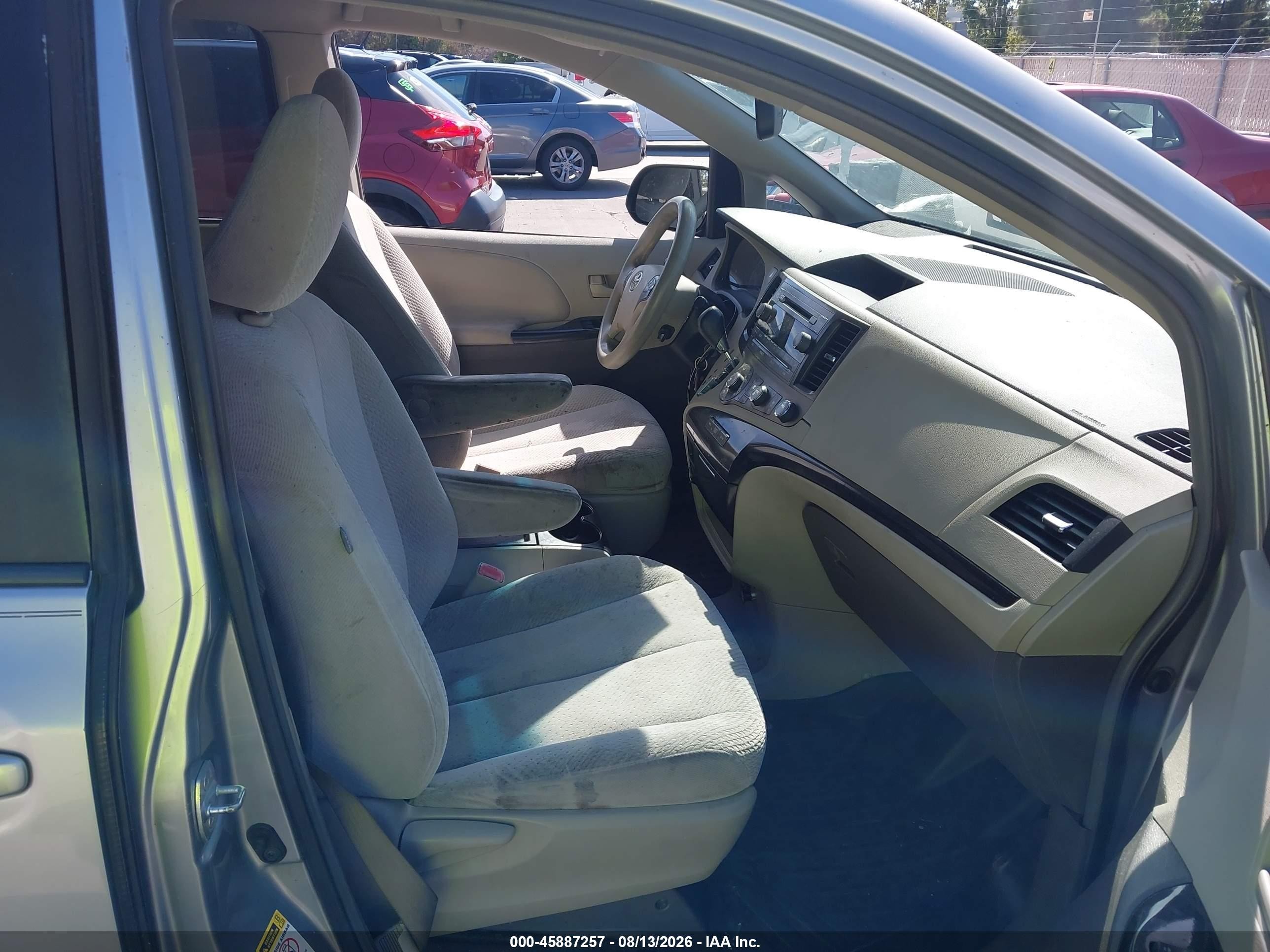 2011 Toyota Sienna Le V6 Серебряный vin: 5TDKK3DC3BS073324