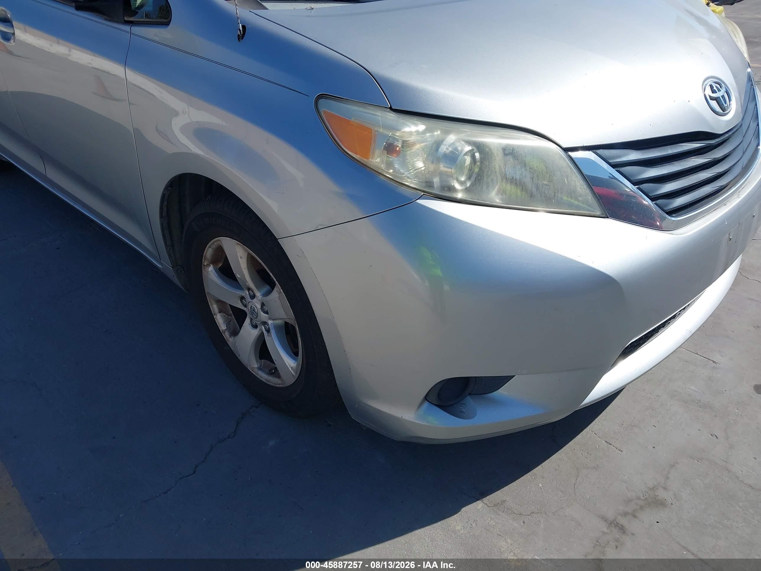 2011 Toyota Sienna Le V6 Серебряный vin: 5TDKK3DC3BS073324