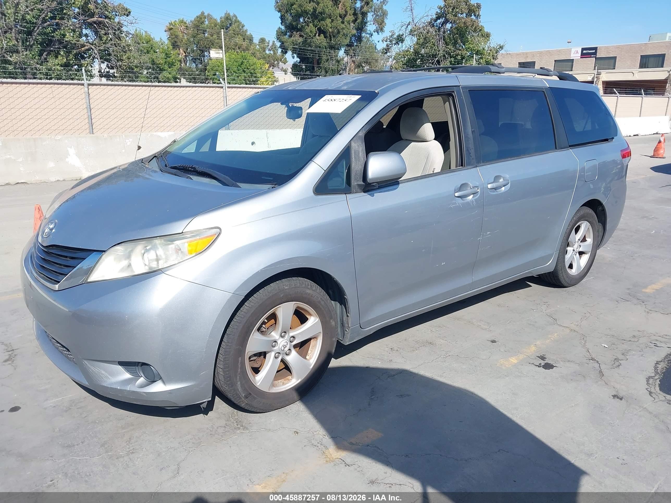 2011 Toyota Sienna Le V6 Серебряный vin: 5TDKK3DC3BS073324