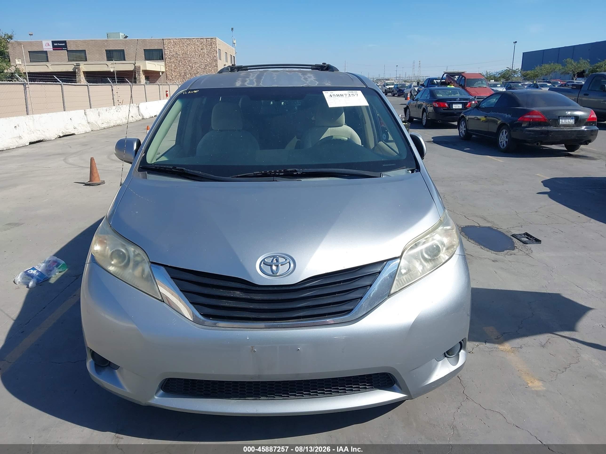 2011 Toyota Sienna Le V6 Серебряный vin: 5TDKK3DC3BS073324