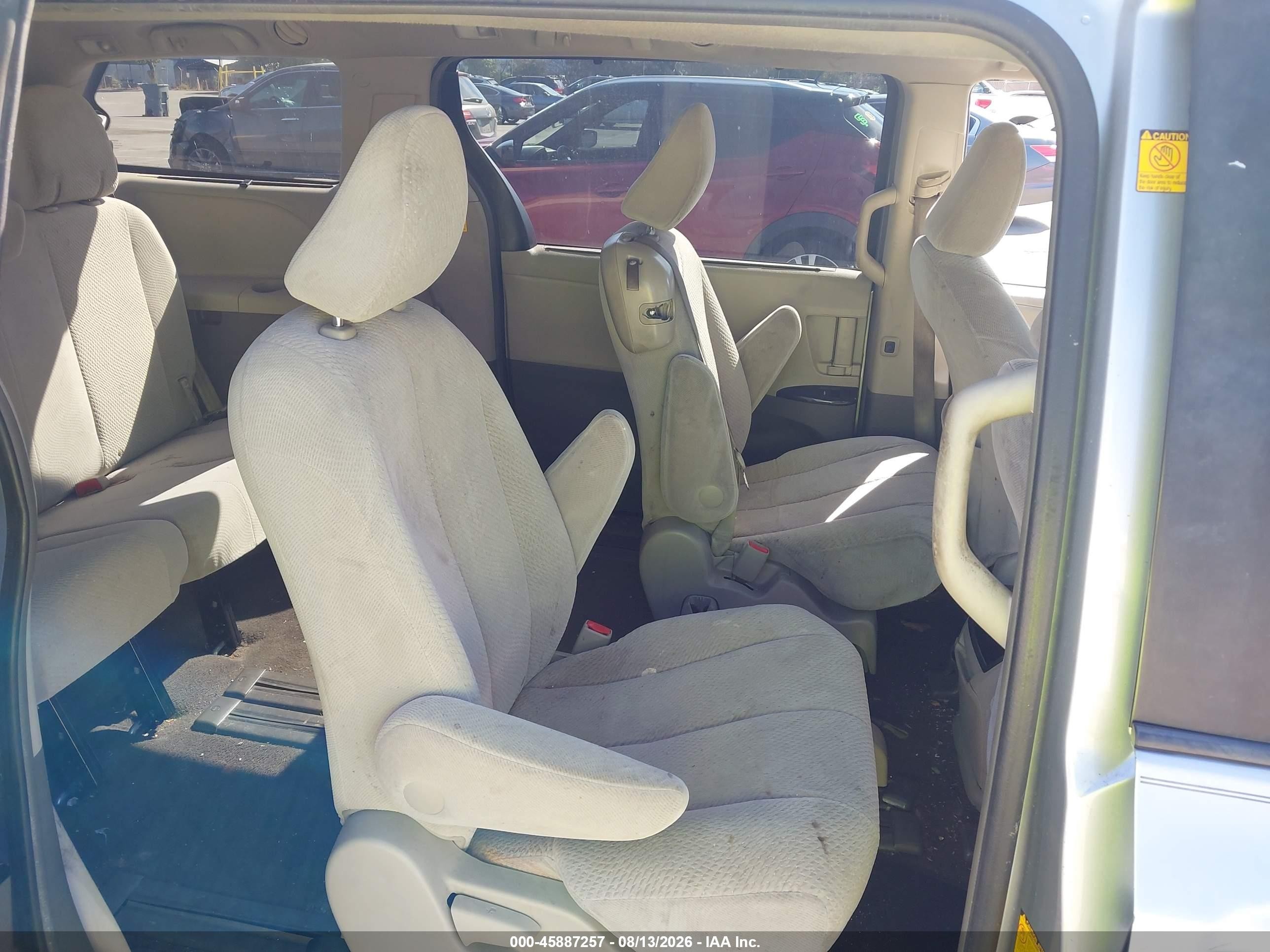 2011 Toyota Sienna Le V6 Серебряный vin: 5TDKK3DC3BS073324