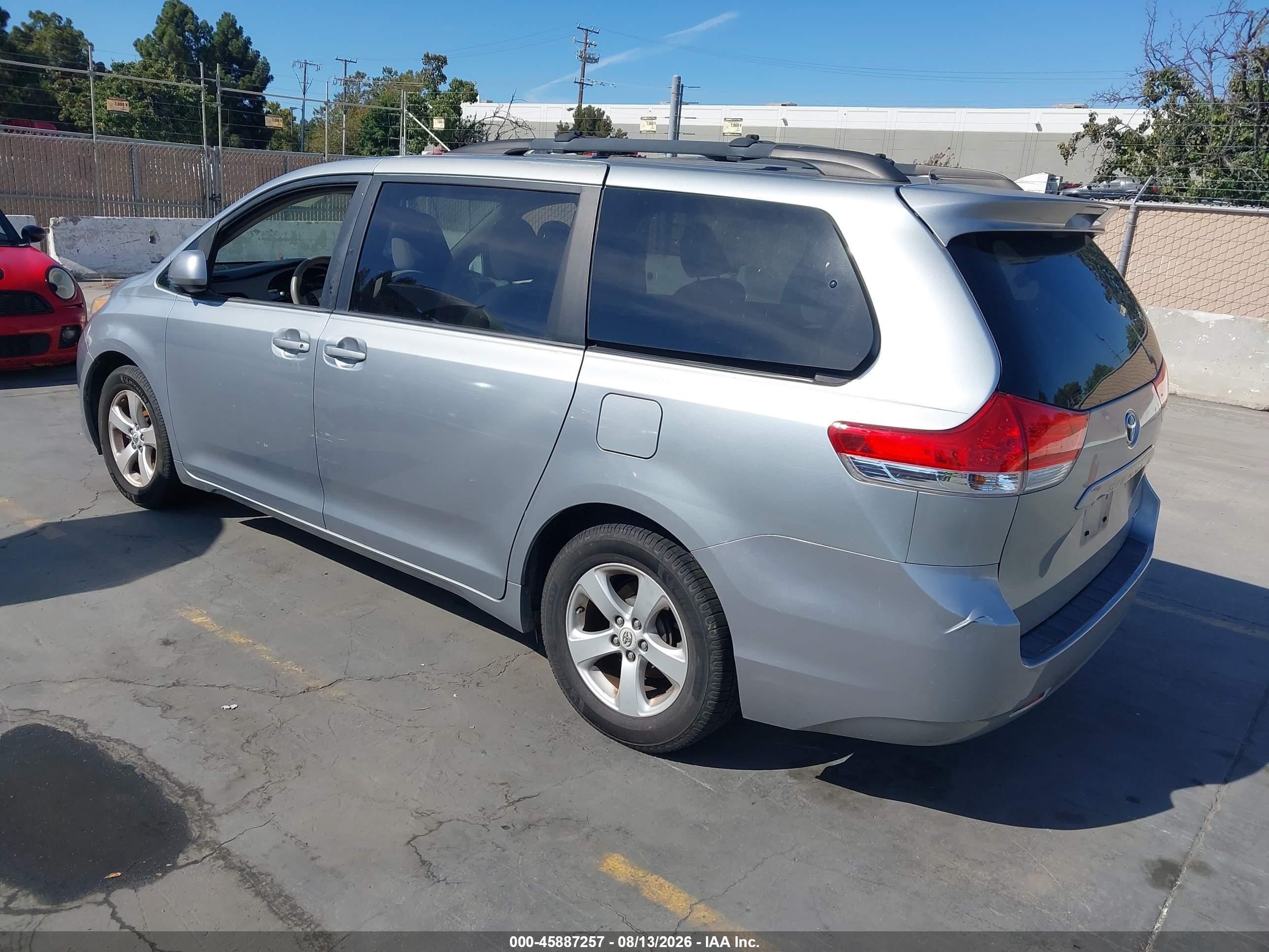 2011 Toyota Sienna Le V6 Серебряный vin: 5TDKK3DC3BS073324