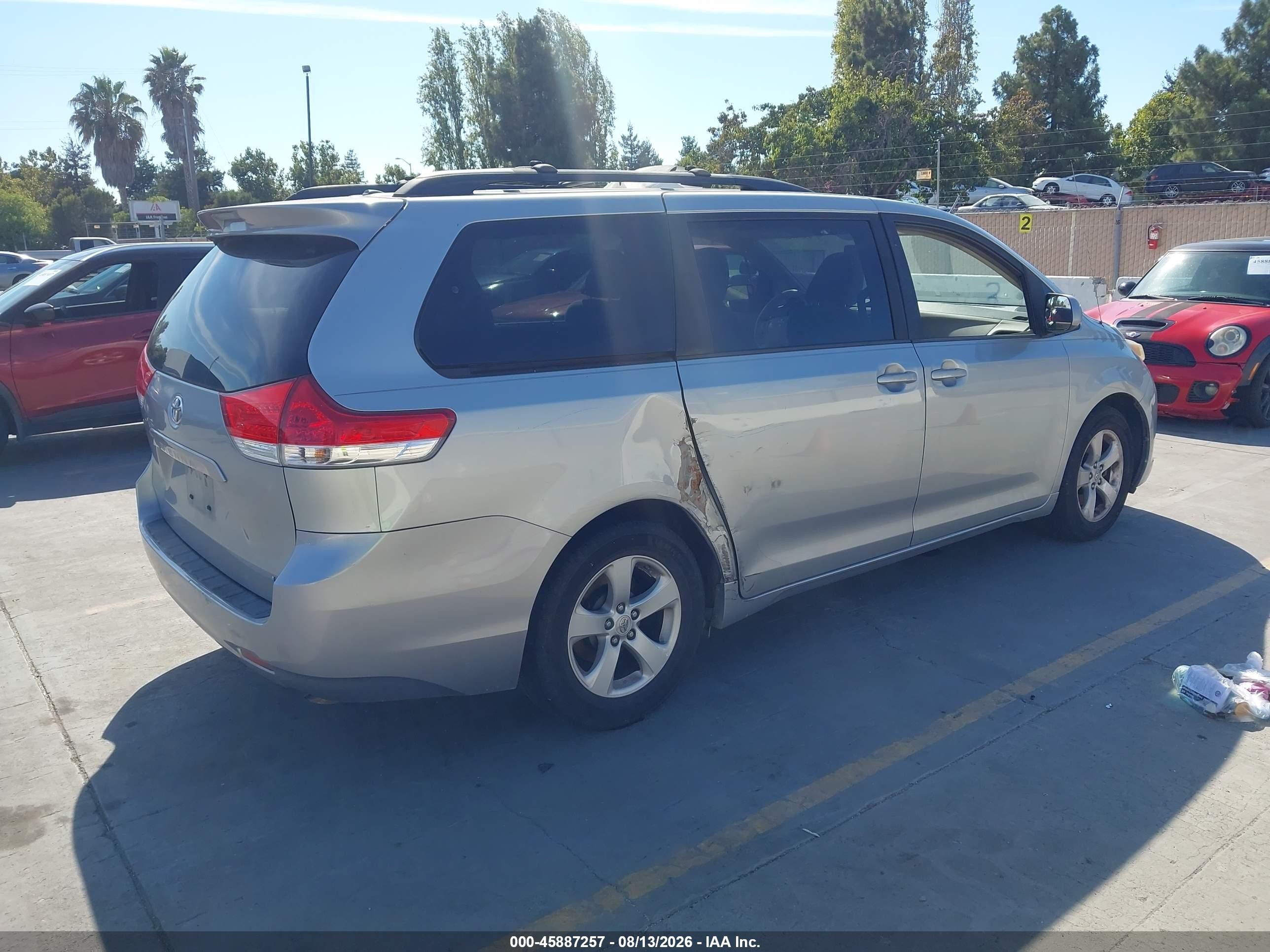 2011 Toyota Sienna Le V6 Серебряный vin: 5TDKK3DC3BS073324