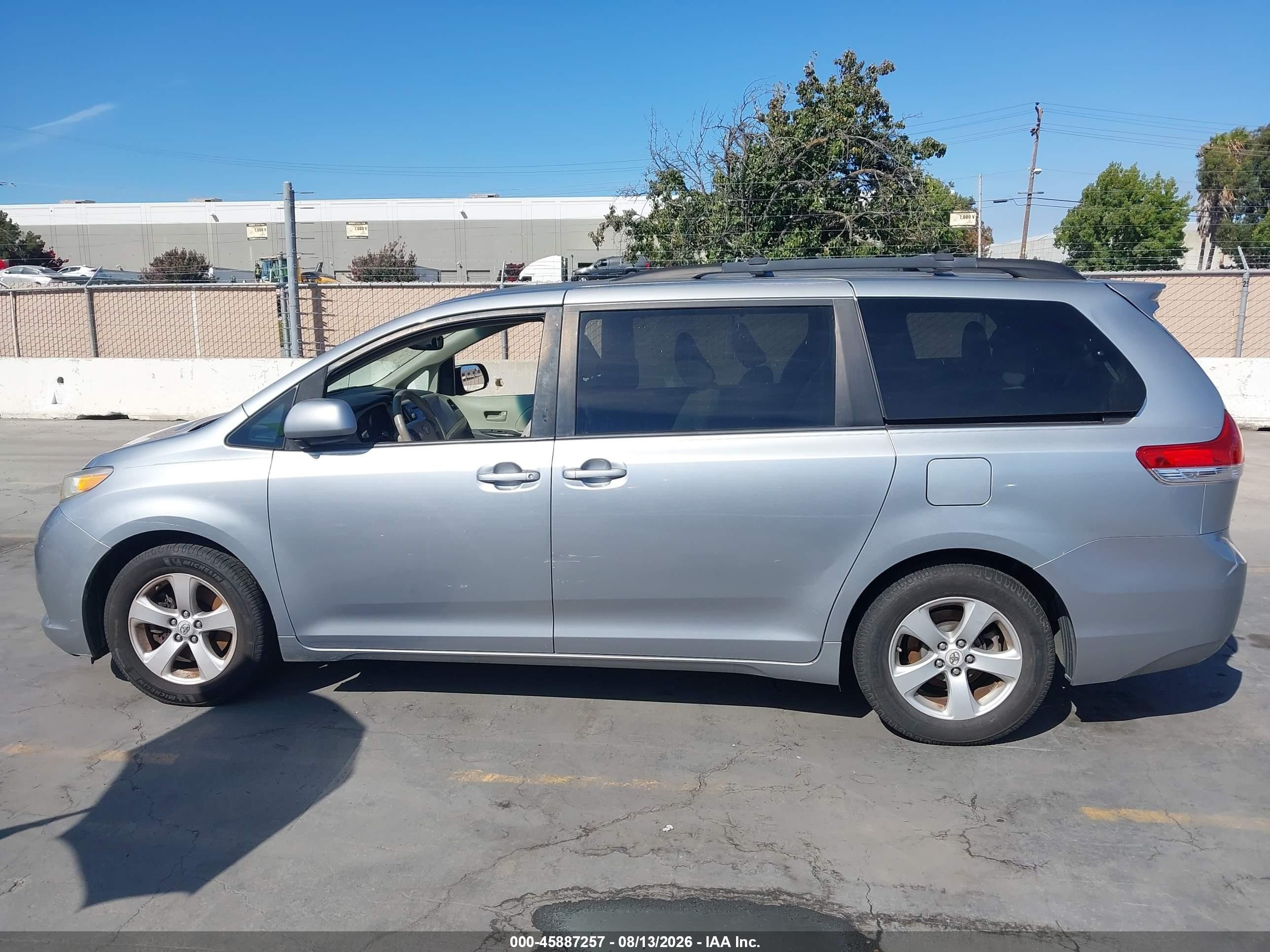 2011 Toyota Sienna Le V6 Серебряный vin: 5TDKK3DC3BS073324