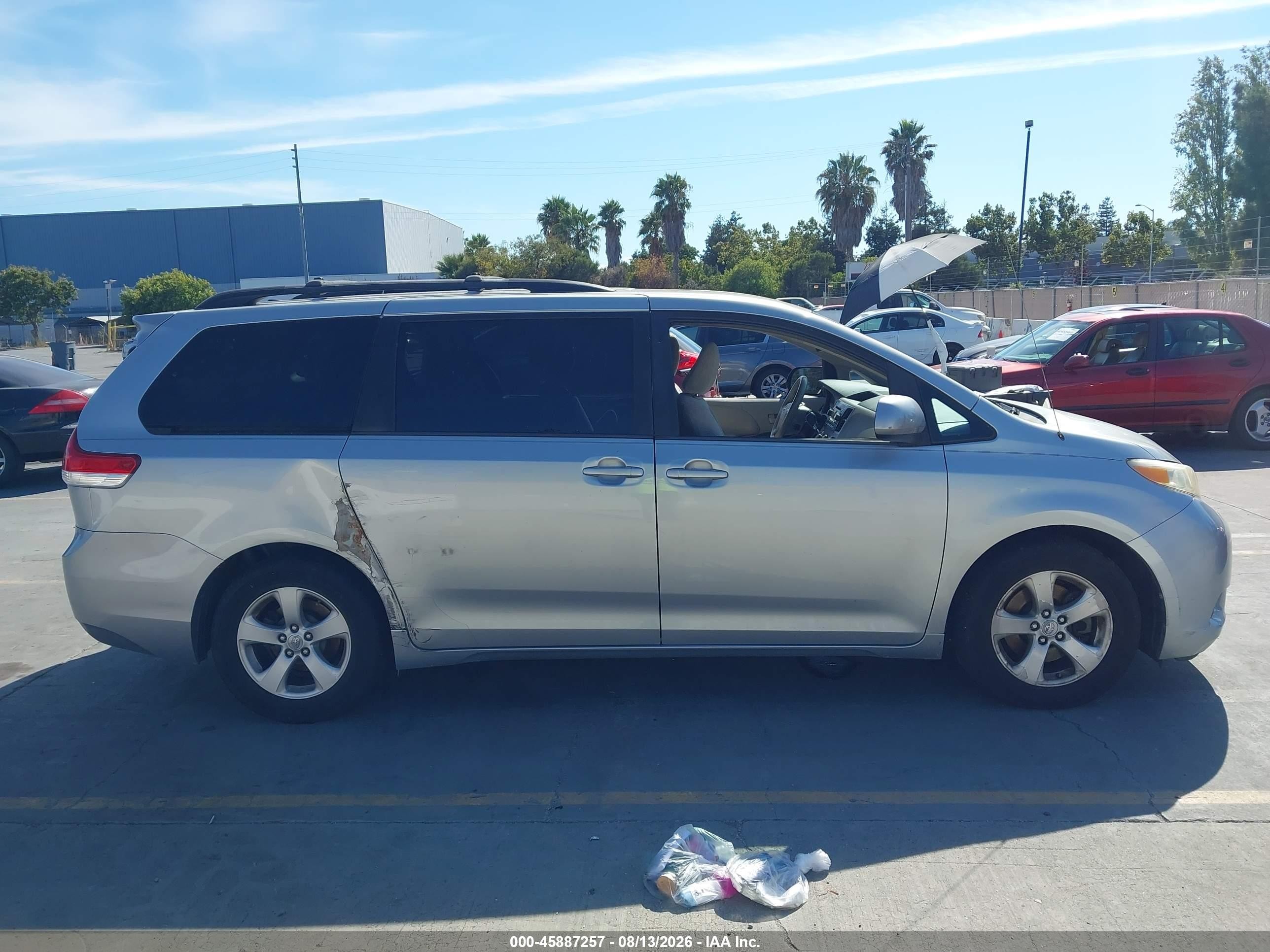 2011 Toyota Sienna Le V6 Серебряный vin: 5TDKK3DC3BS073324