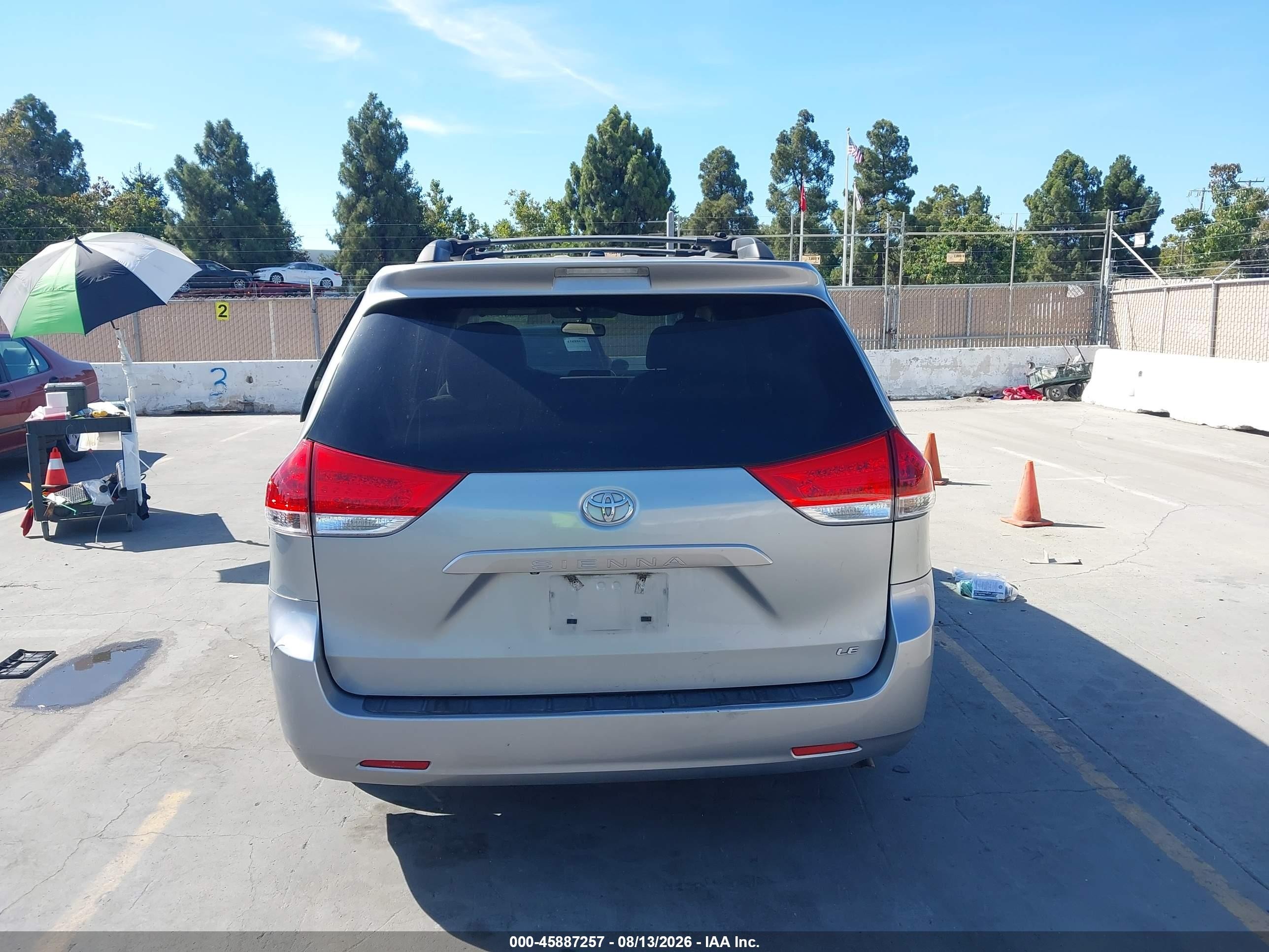 2011 Toyota Sienna Le V6 Серебряный vin: 5TDKK3DC3BS073324