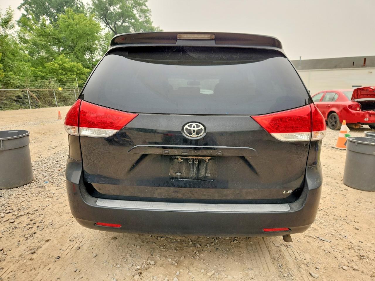 2011 Toyota Sienna Le Black vin: 5TDKK3DC3BS079852