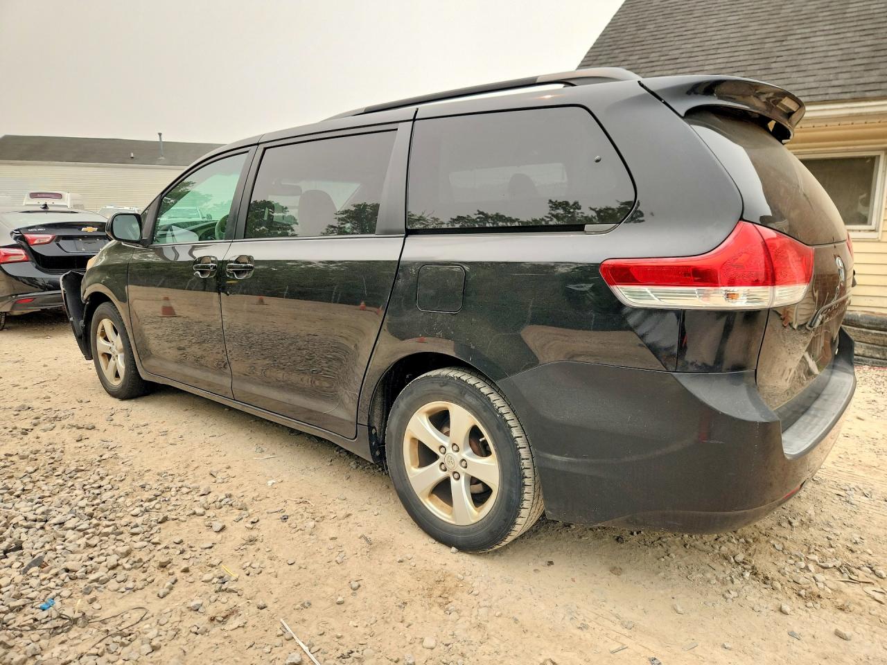 2011 Toyota Sienna Le Black vin: 5TDKK3DC3BS079852
