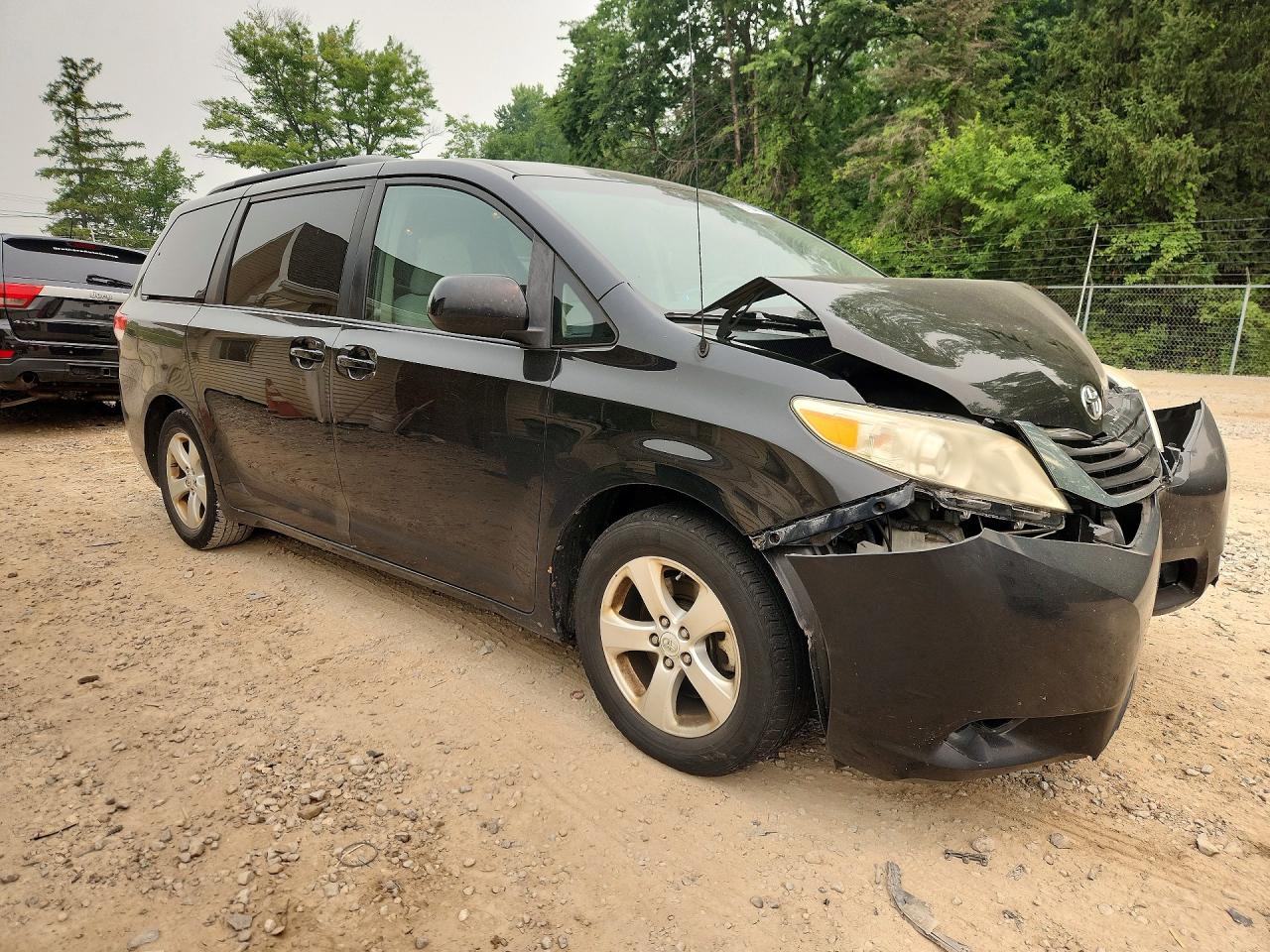 2011 Toyota Sienna Le Black vin: 5TDKK3DC3BS079852