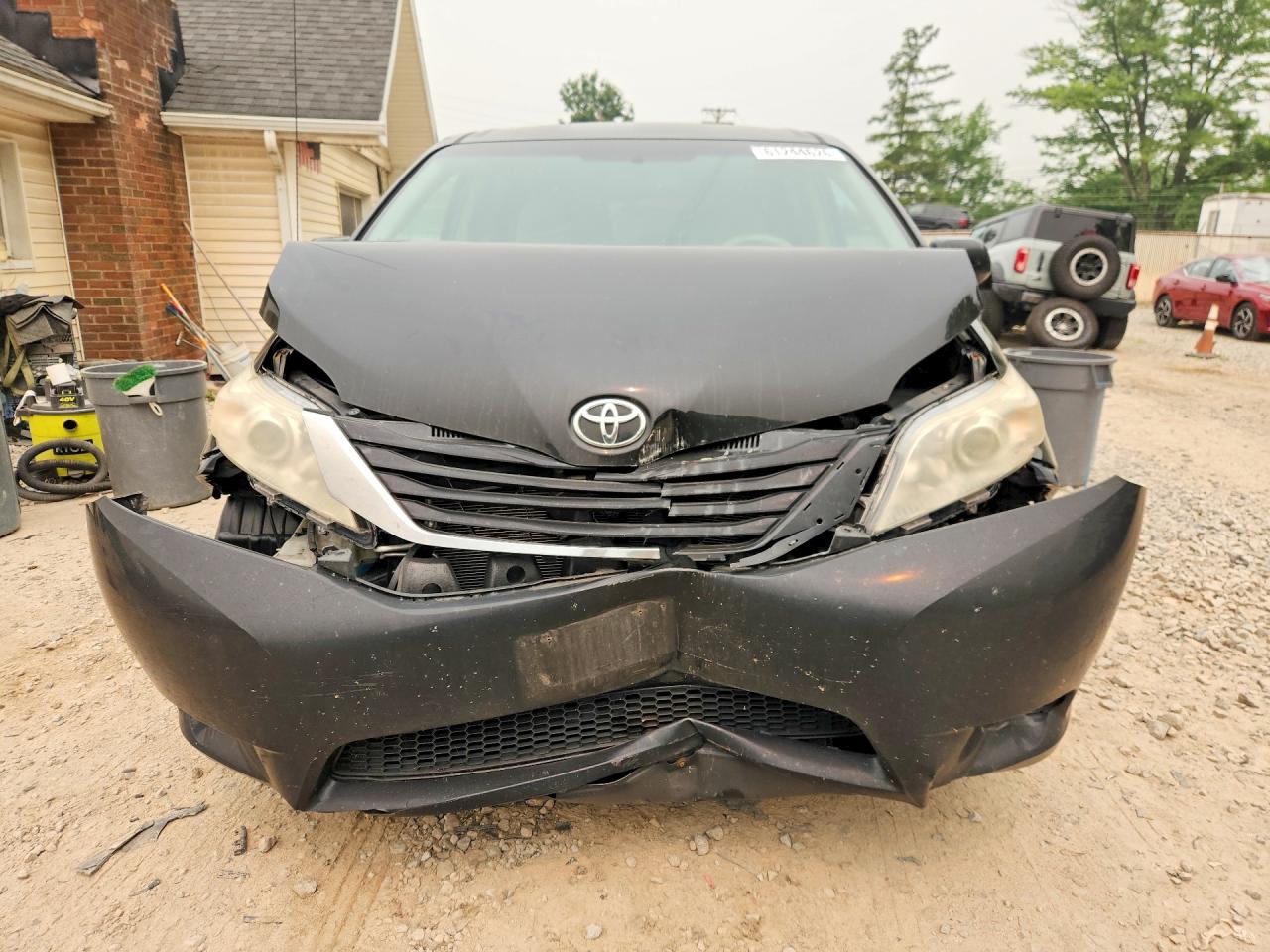 2011 Toyota Sienna Le Black vin: 5TDKK3DC3BS079852