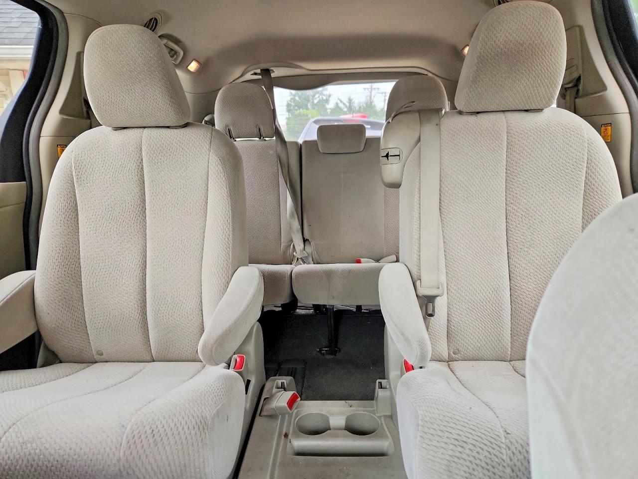 2011 Toyota Sienna Le Black vin: 5TDKK3DC3BS079852