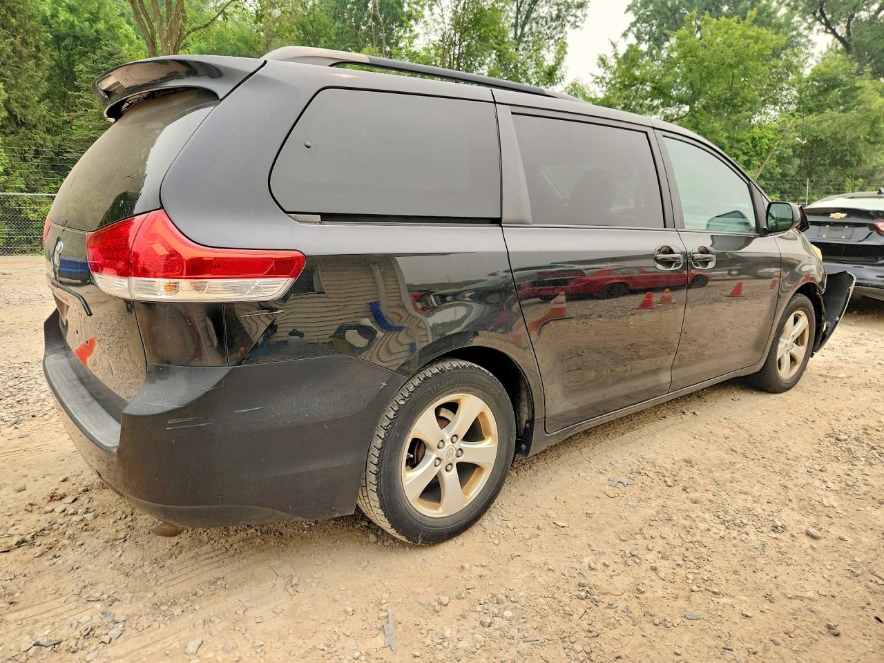 2011 Toyota Sienna Le Black vin: 5TDKK3DC3BS079852