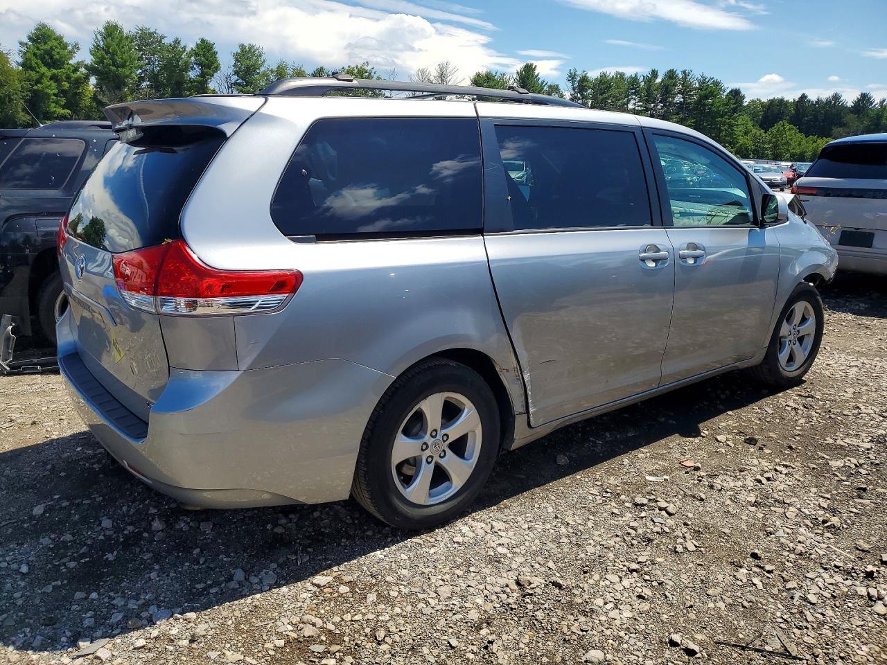 2011 Toyota Sienna Le Silver vin: 5TDKK3DC3BS083769