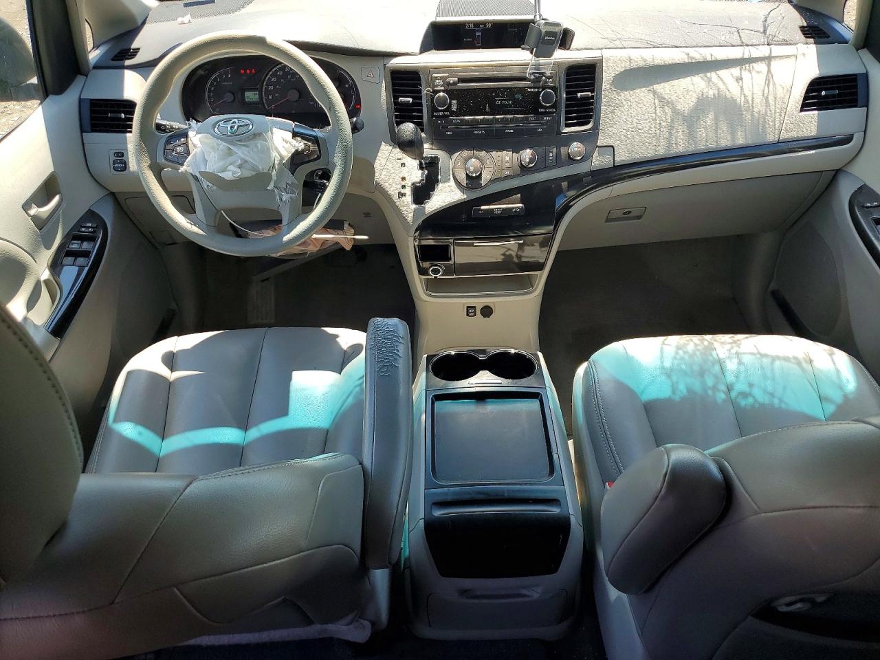 2011 Toyota Sienna Le Silver vin: 5TDKK3DC3BS083769
