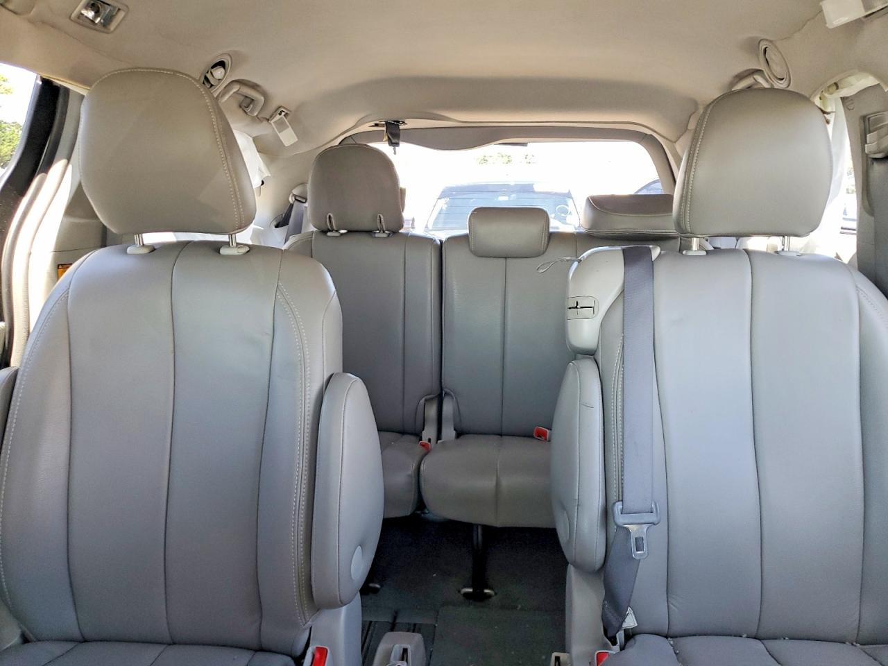 2011 Toyota Sienna Le Silver vin: 5TDKK3DC3BS083769