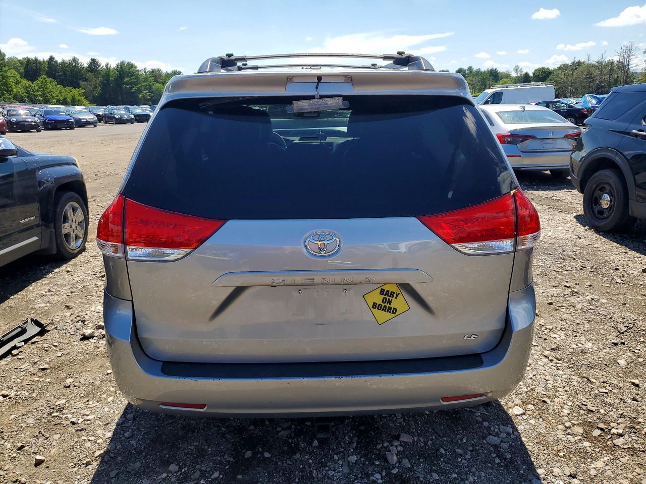 2011 Toyota Sienna Le Silver vin: 5TDKK3DC3BS083769