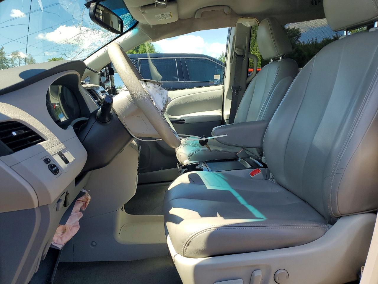 2011 Toyota Sienna Le Silver vin: 5TDKK3DC3BS083769