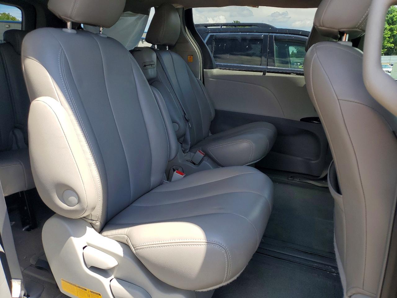 2011 Toyota Sienna Le Silver vin: 5TDKK3DC3BS083769
