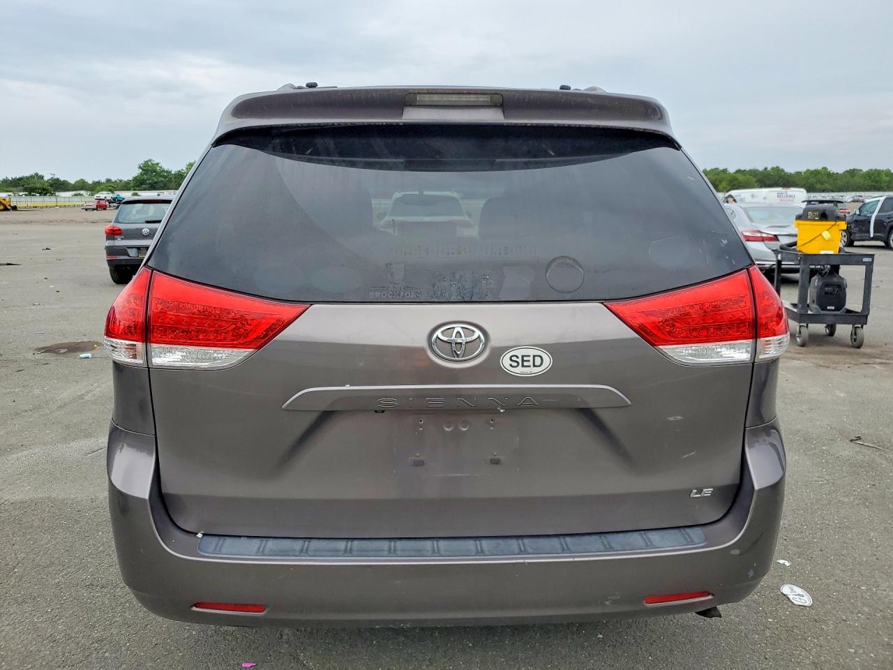 2011 Toyota Sienna Le Gray vin: 5TDKK3DC3BS095646
