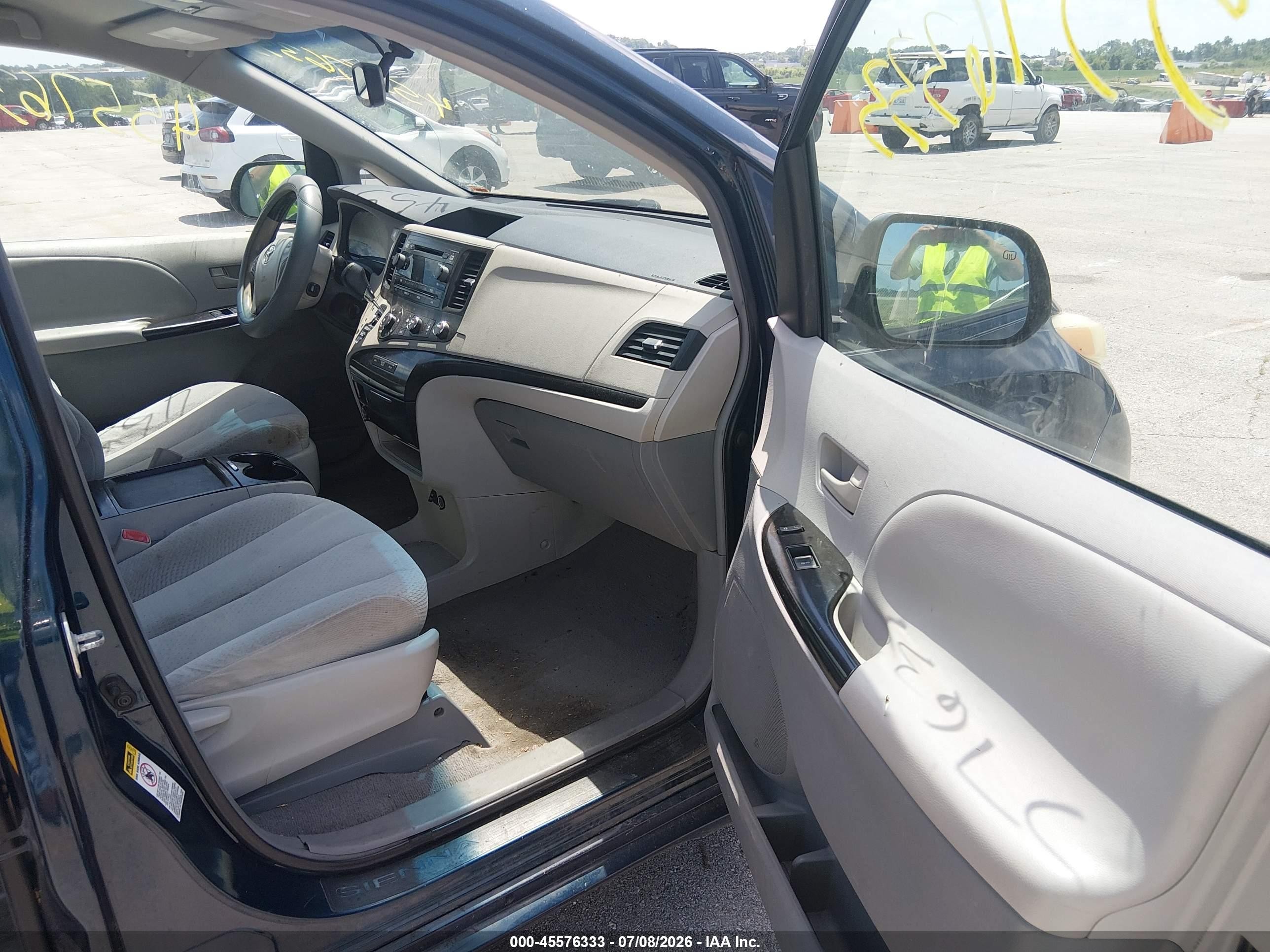 2011 Toyota Sienna Le V6 Blue vin: 5TDKK3DC3BS097591