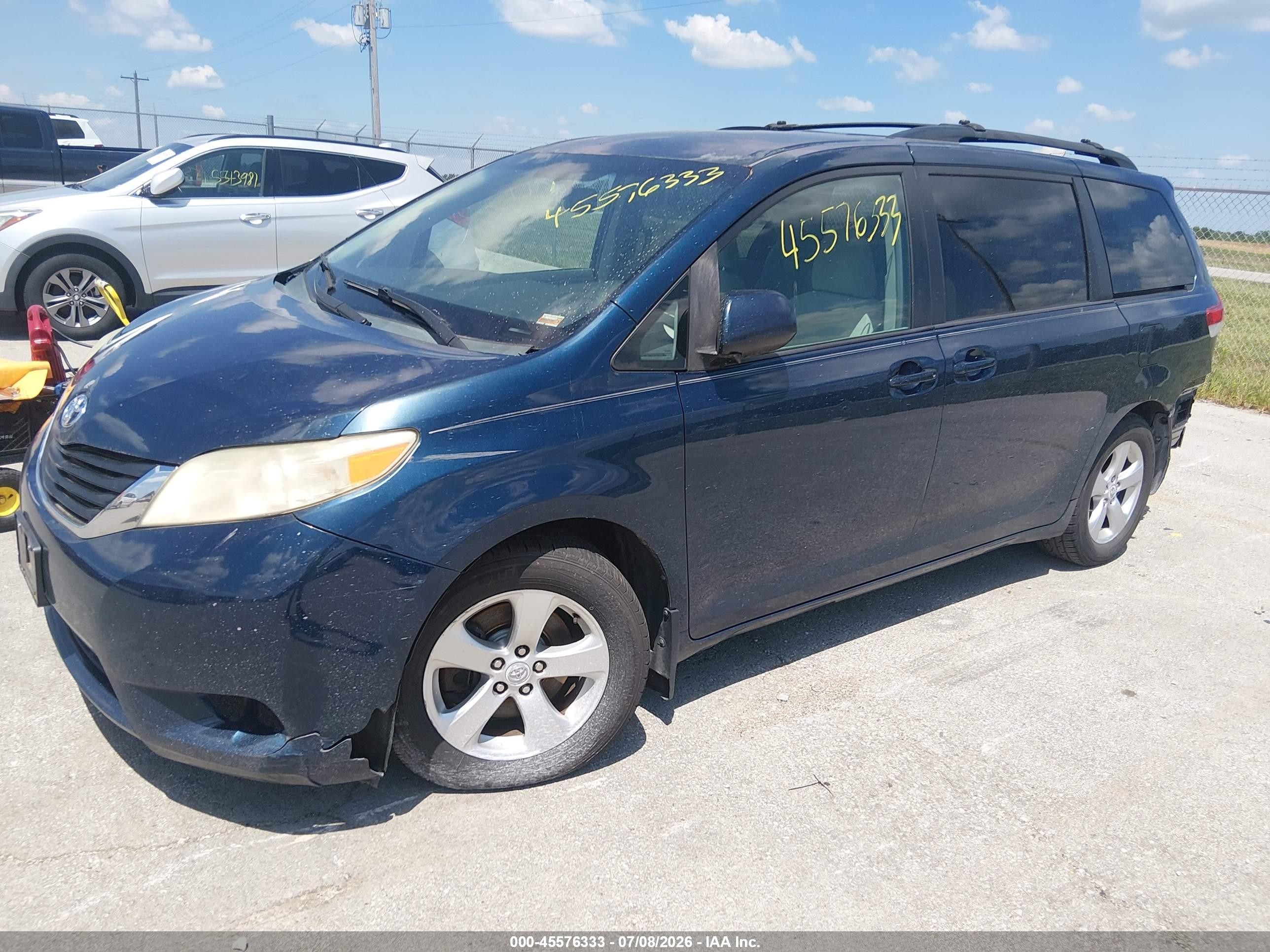 2011 Toyota Sienna Le V6 Blue vin: 5TDKK3DC3BS097591