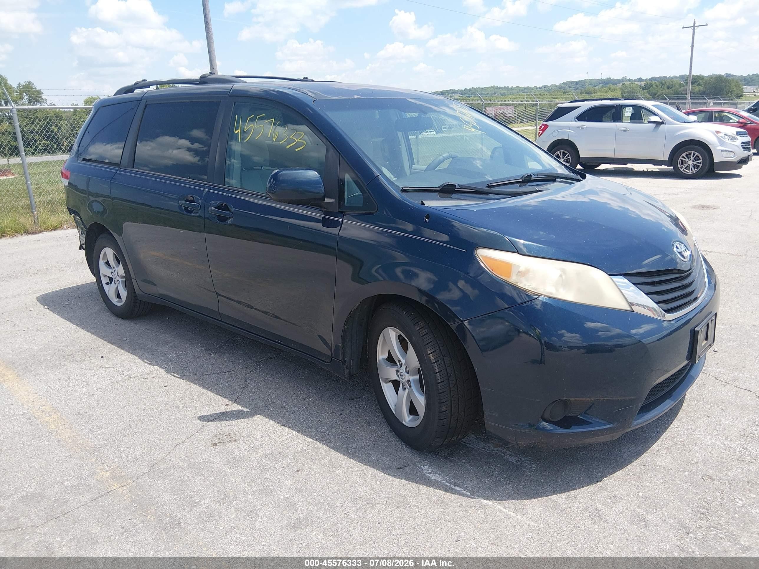 2011 Toyota Sienna Le V6 Blue vin: 5TDKK3DC3BS097591