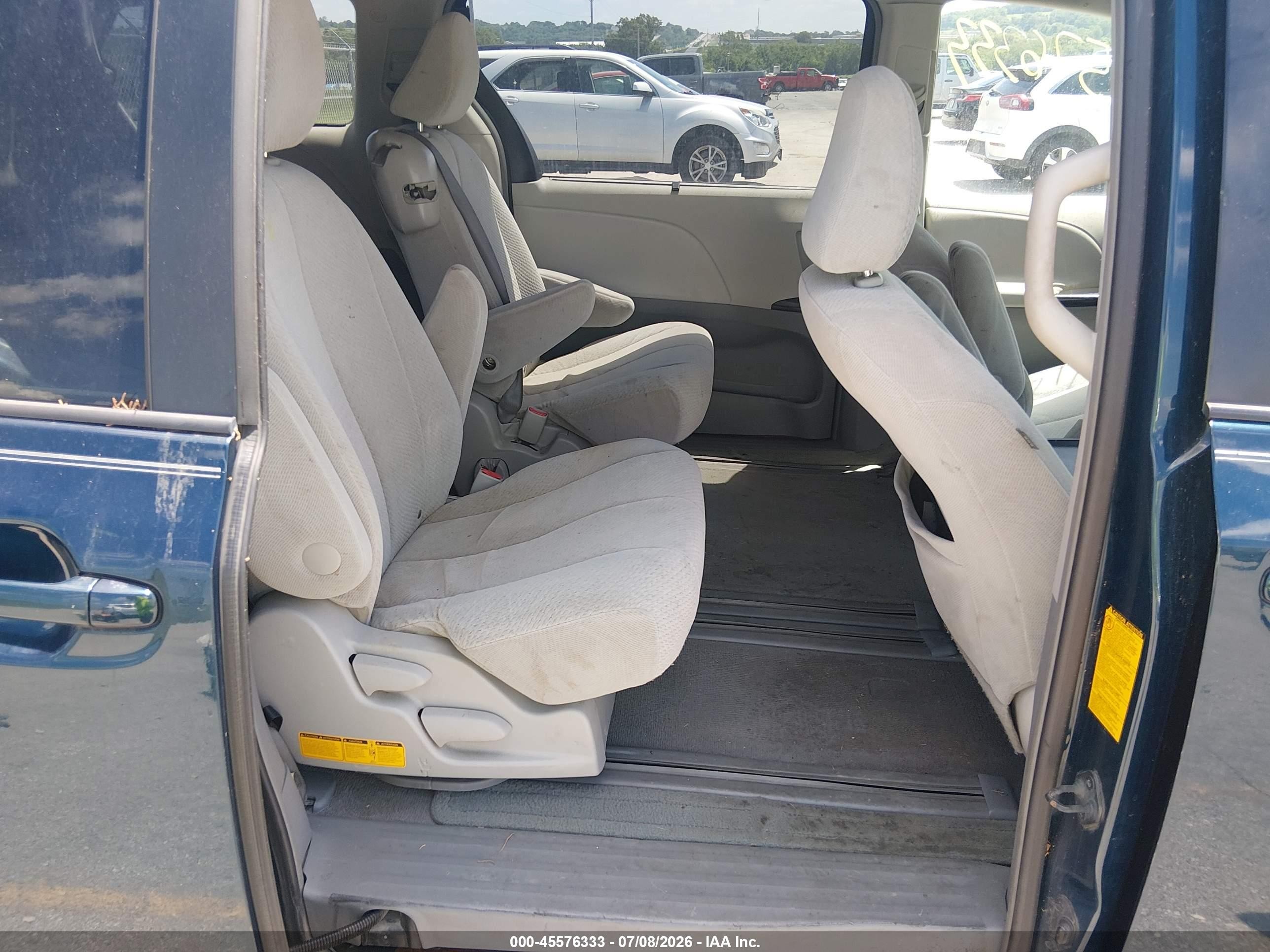2011 Toyota Sienna Le V6 Blue vin: 5TDKK3DC3BS097591