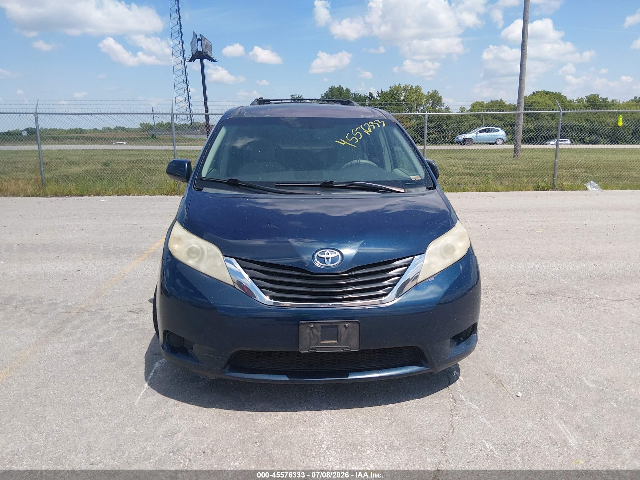 2011 Toyota Sienna Le V6 Blue vin: 5TDKK3DC3BS097591