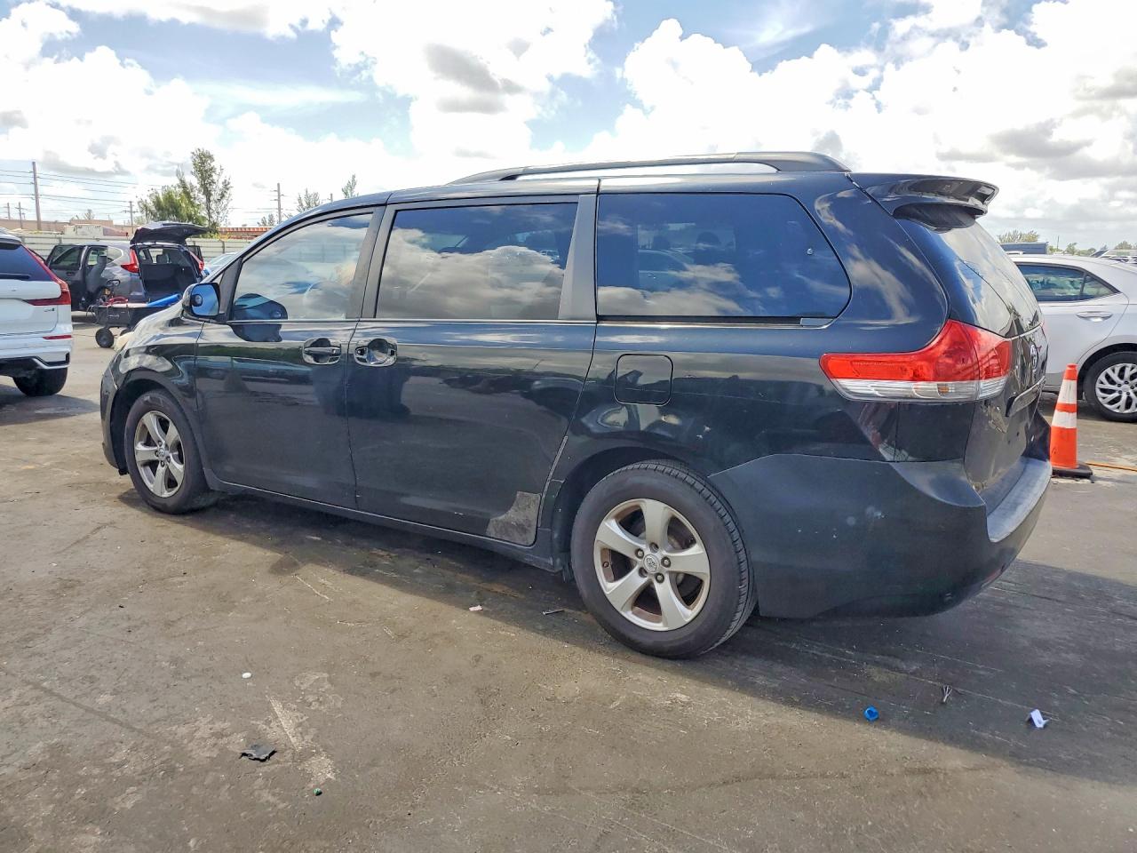 2011 Toyota Sienna Le Black vin: 5TDKK3DC3BS105852