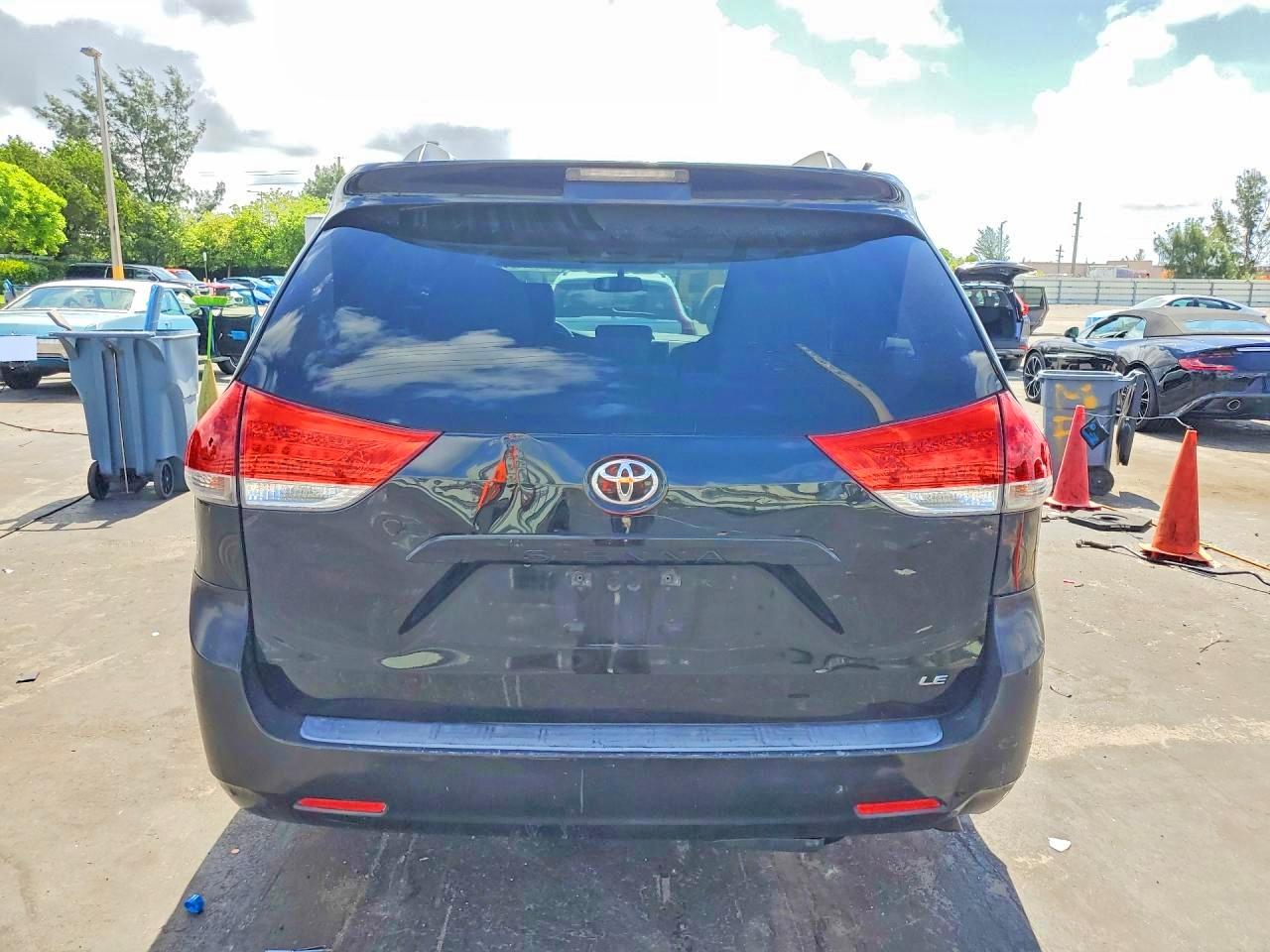 2011 Toyota Sienna Le Black vin: 5TDKK3DC3BS105852