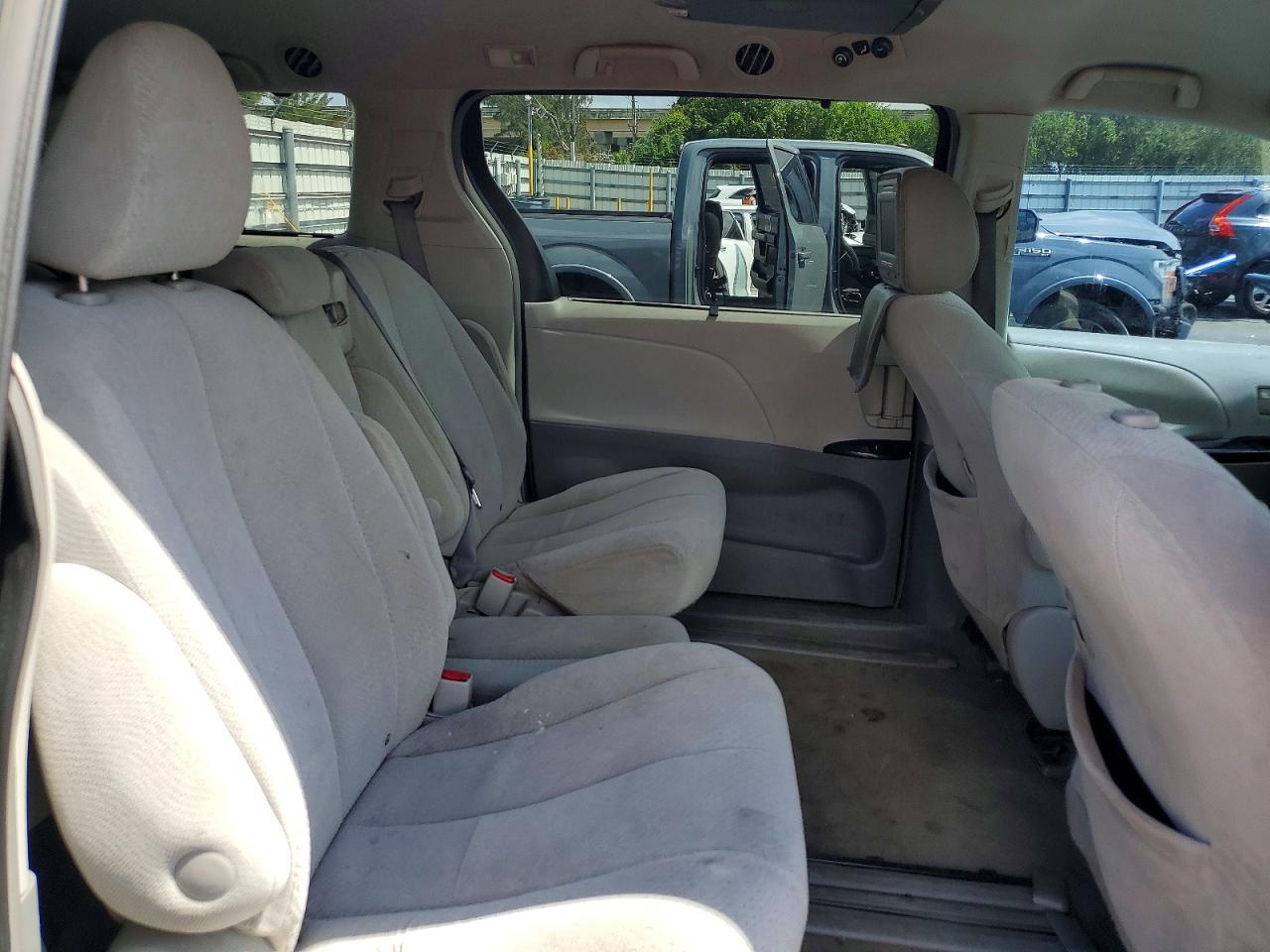 2011 Toyota Sienna Le Black vin: 5TDKK3DC3BS105852
