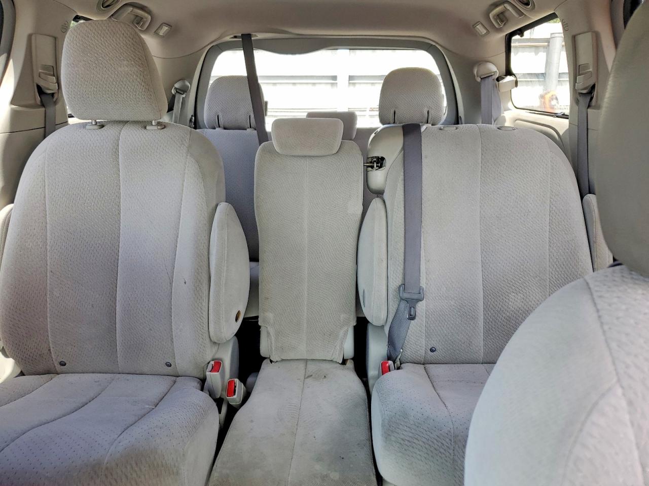2011 Toyota Sienna Le Black vin: 5TDKK3DC3BS105852