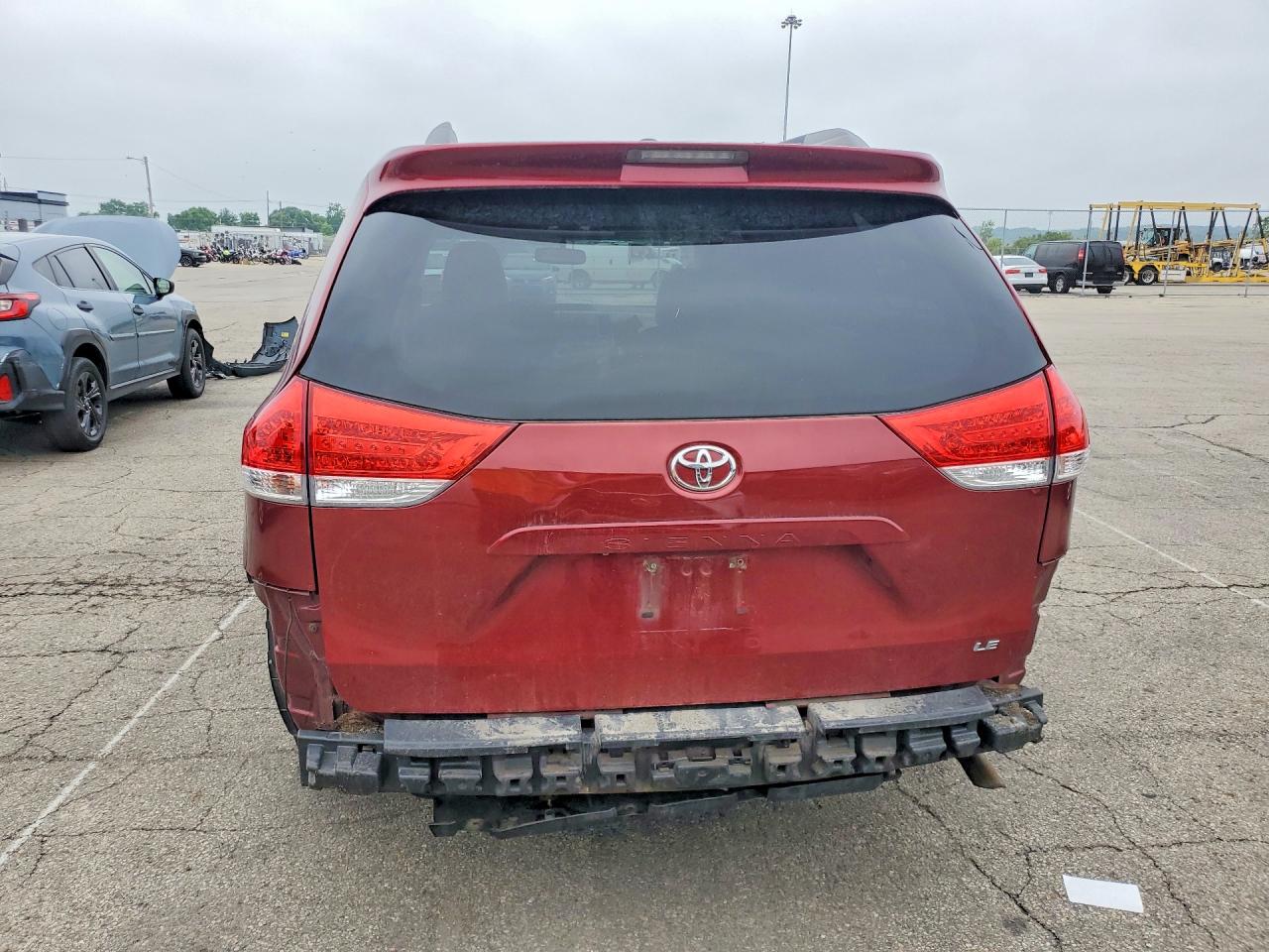2011 Toyota Sienna Le Темно-бордовый vin: 5TDKK3DC3BS107696