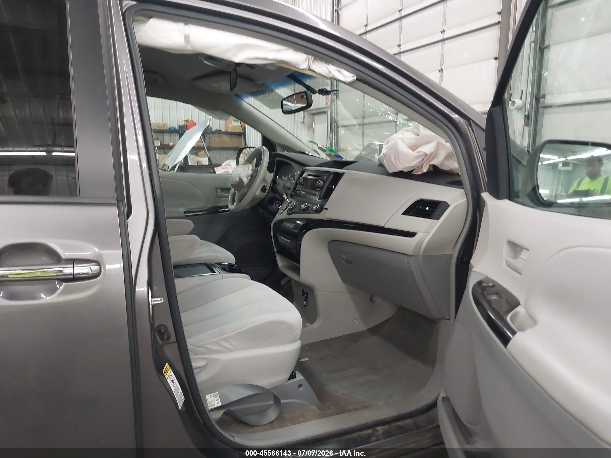 2011 Toyota Sienna Le V6 Gray vin: 5TDKK3DC3BS116169