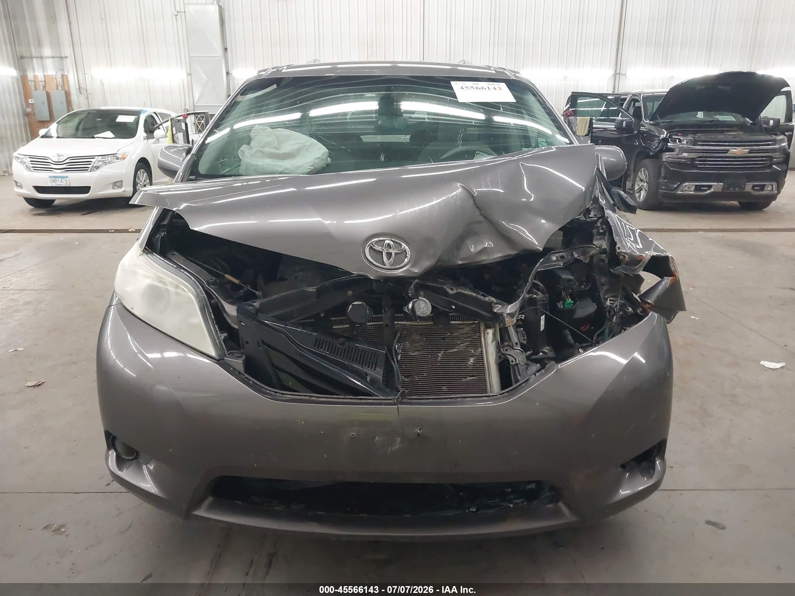 2011 Toyota Sienna Le V6 Gray vin: 5TDKK3DC3BS116169
