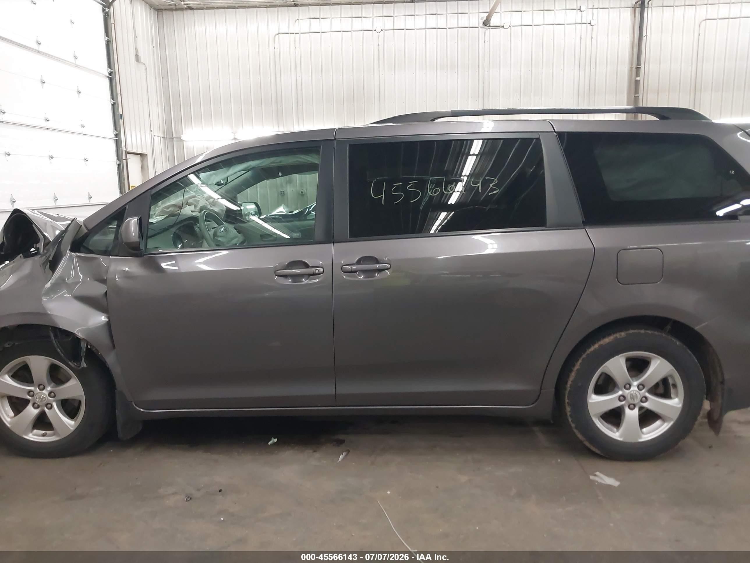 2011 Toyota Sienna Le V6 Gray vin: 5TDKK3DC3BS116169