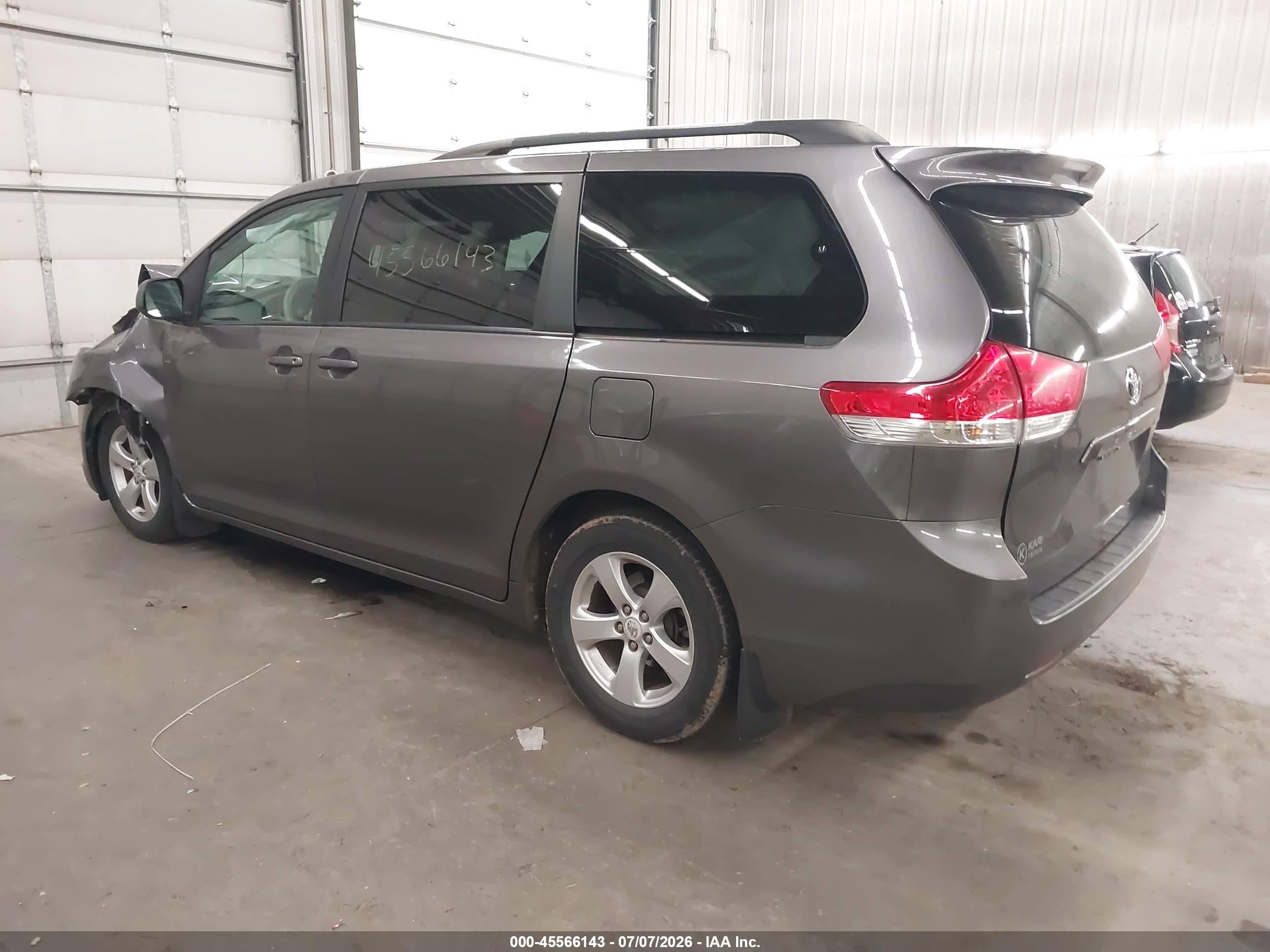 2011 Toyota Sienna Le V6 Gray vin: 5TDKK3DC3BS116169