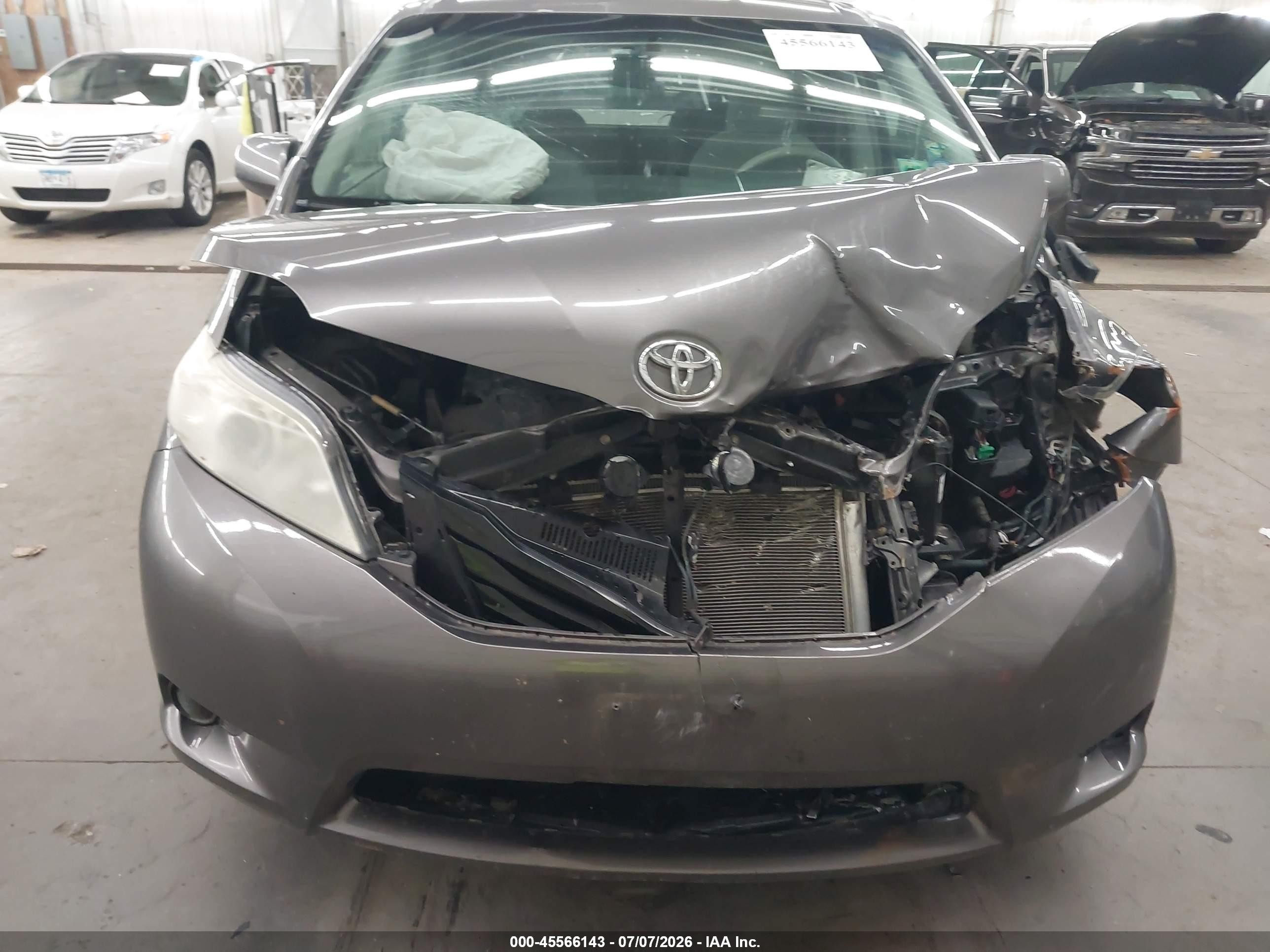 2011 Toyota Sienna Le V6 Gray vin: 5TDKK3DC3BS116169