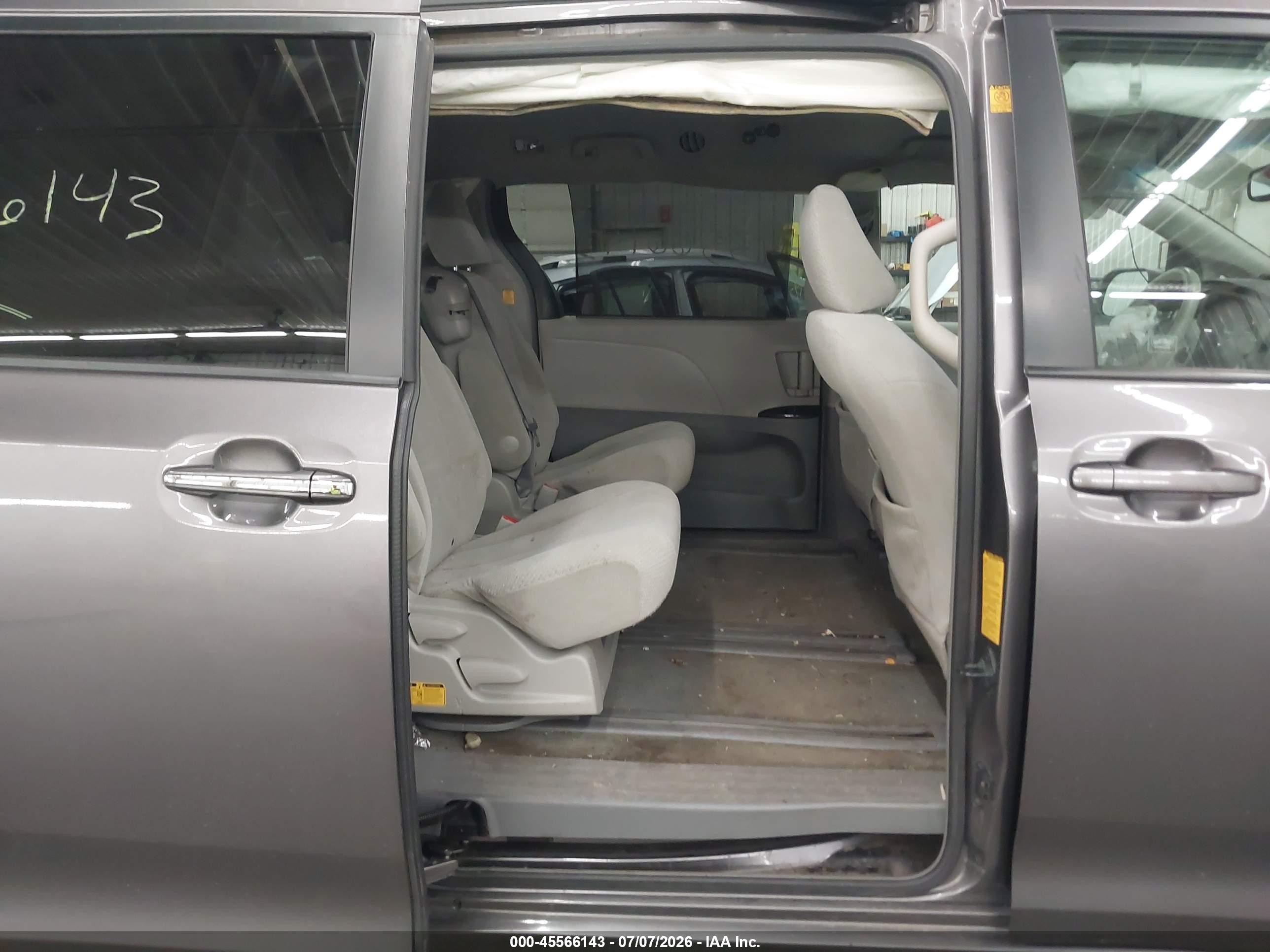 2011 Toyota Sienna Le V6 Gray vin: 5TDKK3DC3BS116169